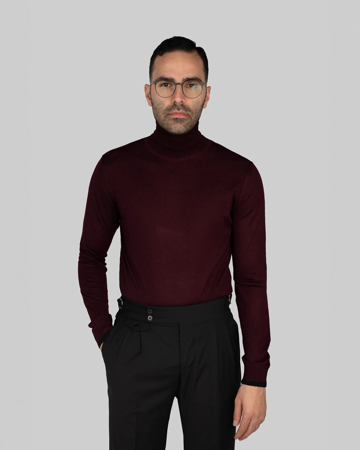 Bordeaux-colored roll-neck sweater made of a wool blend