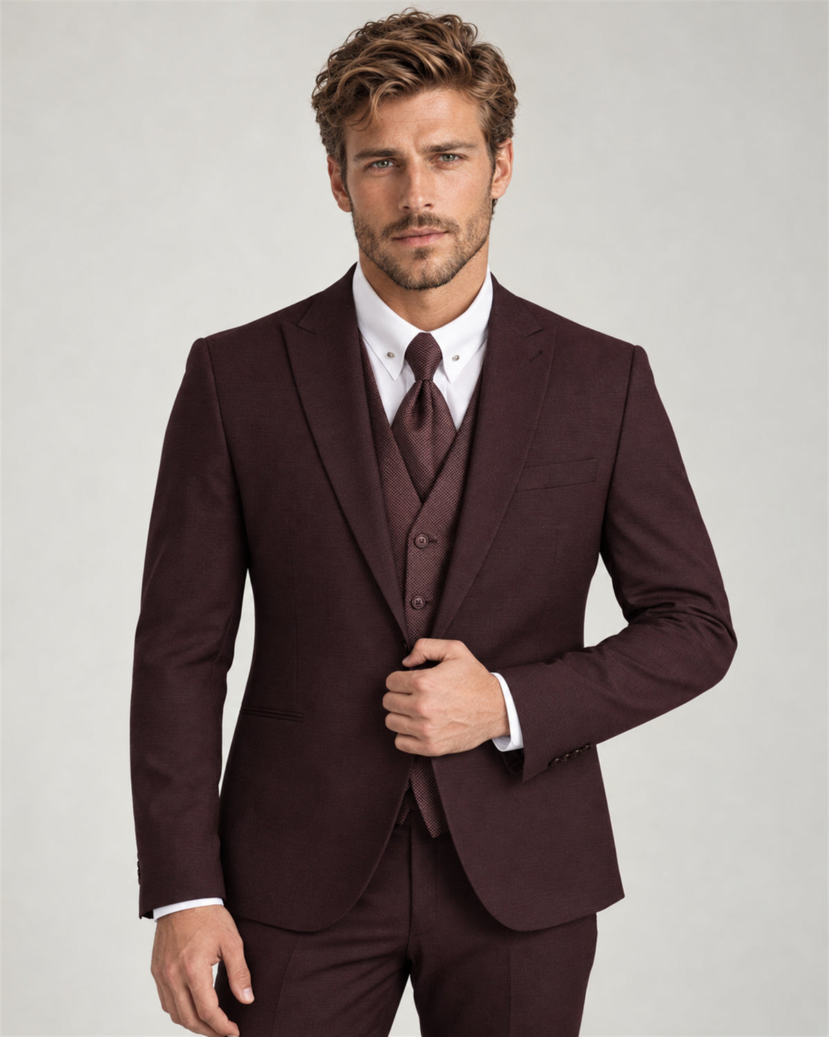 Bordeauxfarbener Tailored-Fit-Dreiteiler aus Mikrofaser-Mix – am Modell