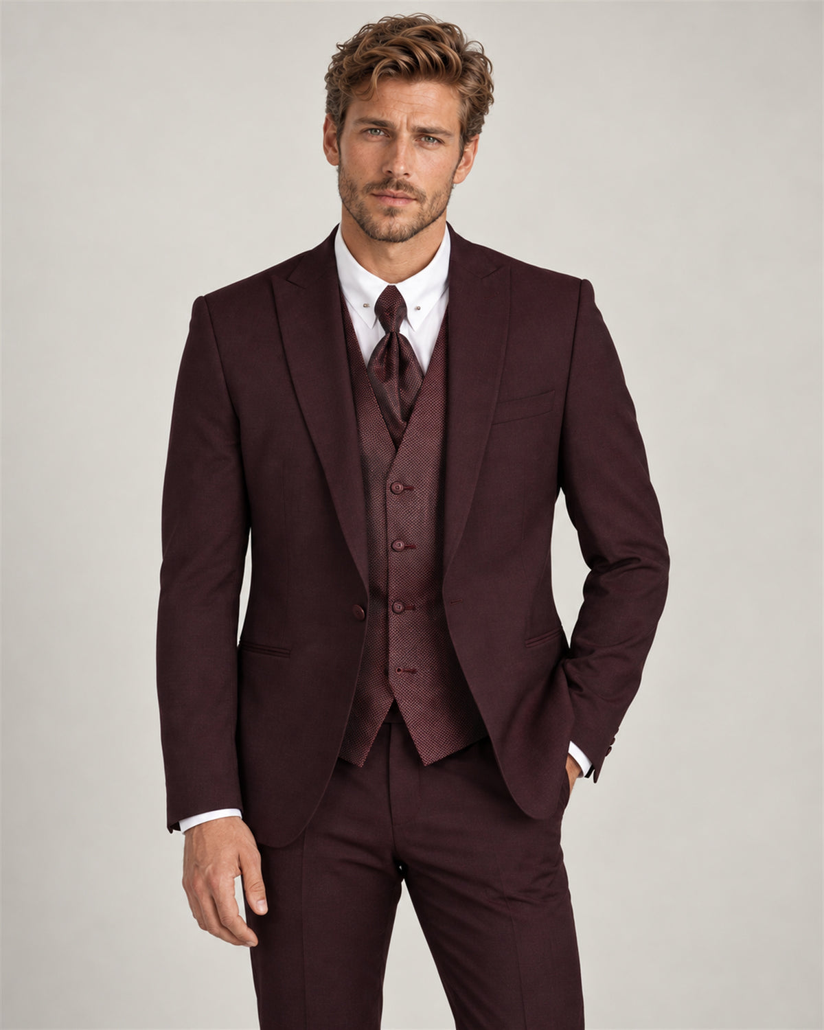 Bordeauxfarbener Tailored-Fit-Dreiteiler aus Mikrofaser-Mix – am Modell