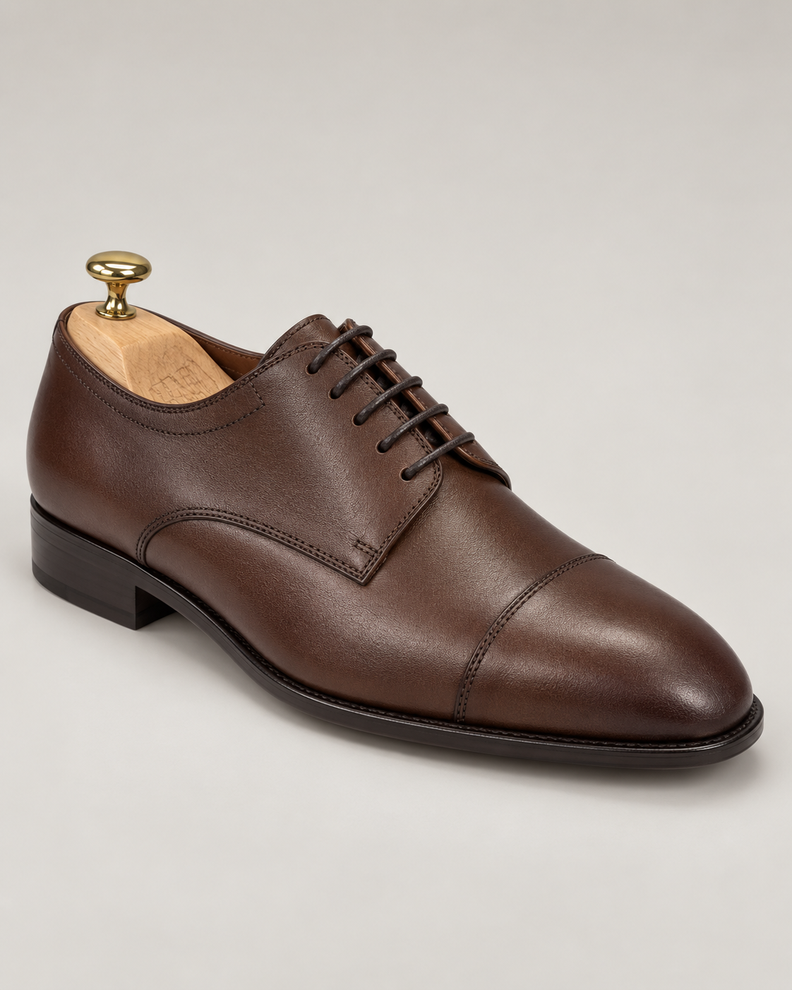Braune handgefertigte Derby-Schuhe aus Kalbsleder mit Cap Toe