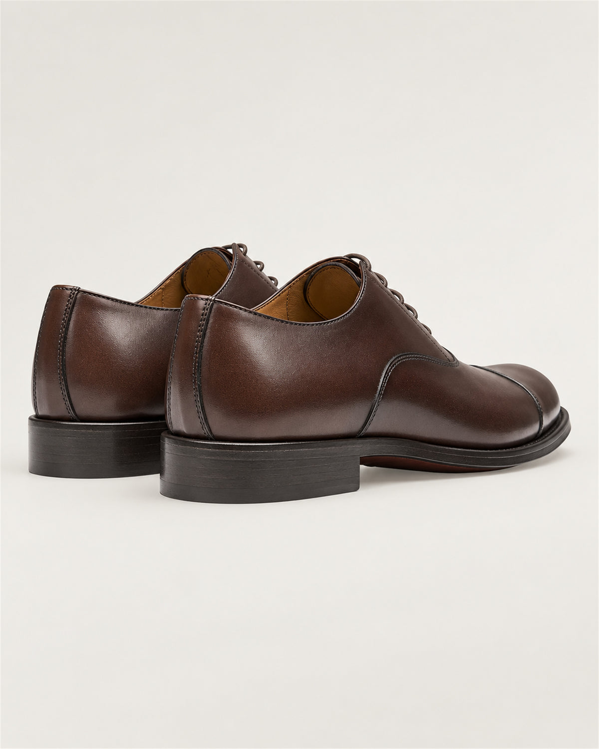 Brown Oxford cap-toe shoe made of calfskin