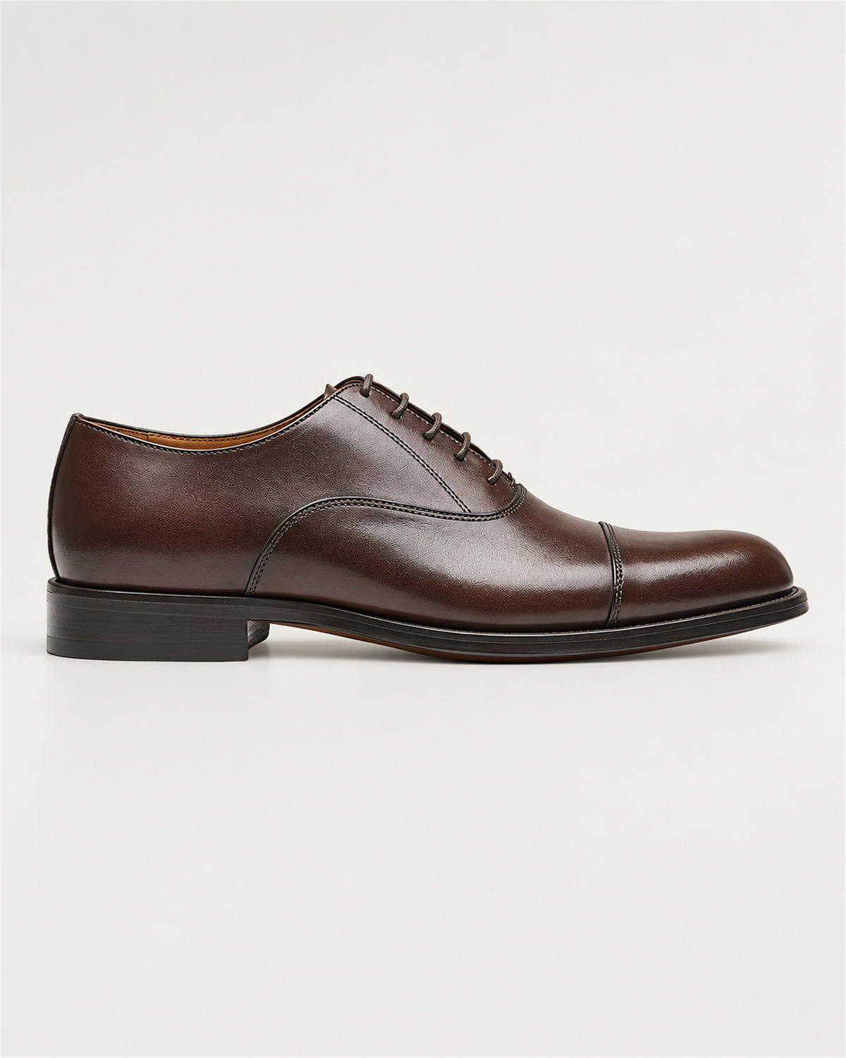 Brown Oxford cap-toe shoe made of calfskin