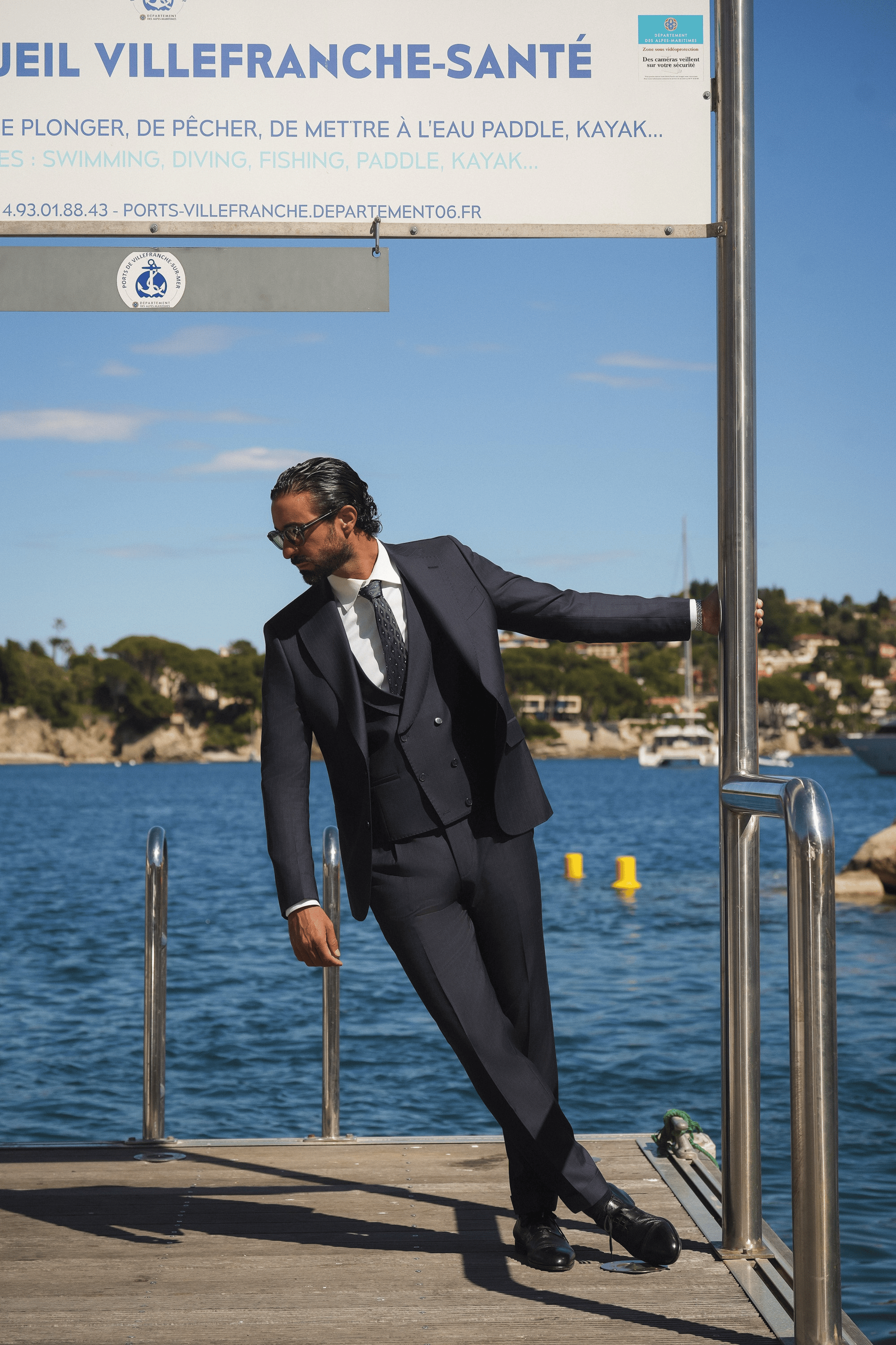 Dunkelblauer Slim-Fit Super 130’s Wollanzug mit Nadelstreifen und Einreiher