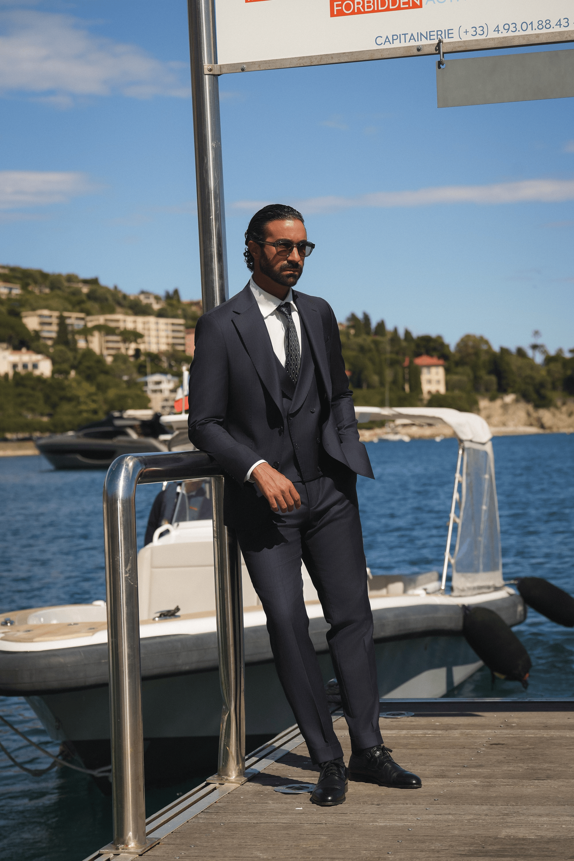 Dunkelblauer Slim-Fit Super 130’s Wollanzug mit Nadelstreifen und Einreiher
