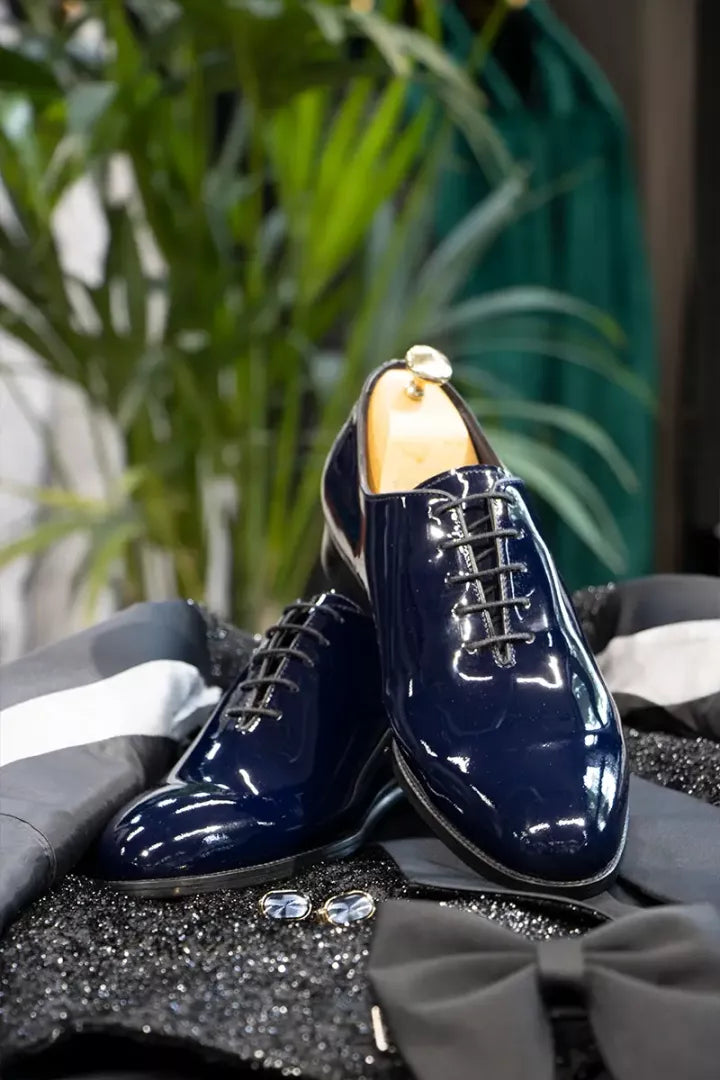 Dunkelblauer Oxford-Schuh aus Lackleder im Ganzschnitt