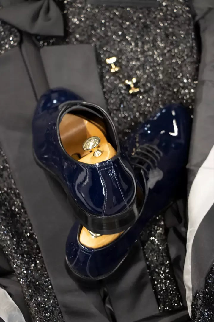 Dunkelblauer Oxford-Schuh aus Lackleder im Ganzschnitt