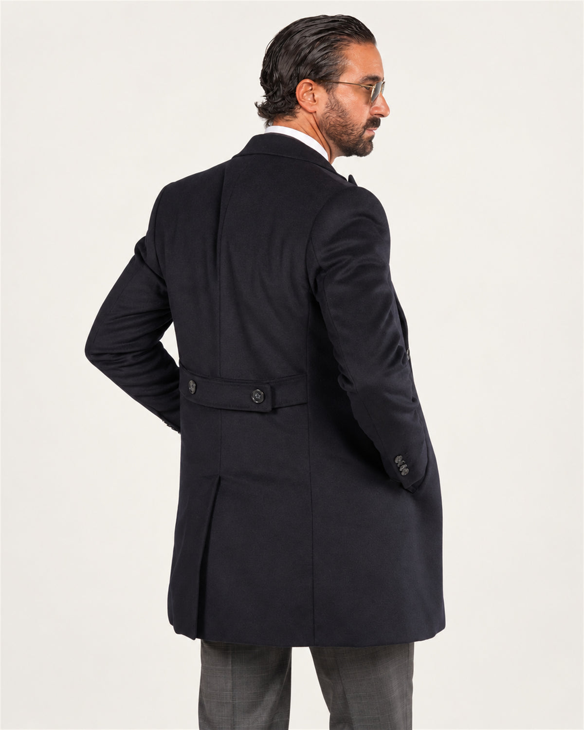 Dunkelblauer italienischer Wollmantel mit Tailored Fit