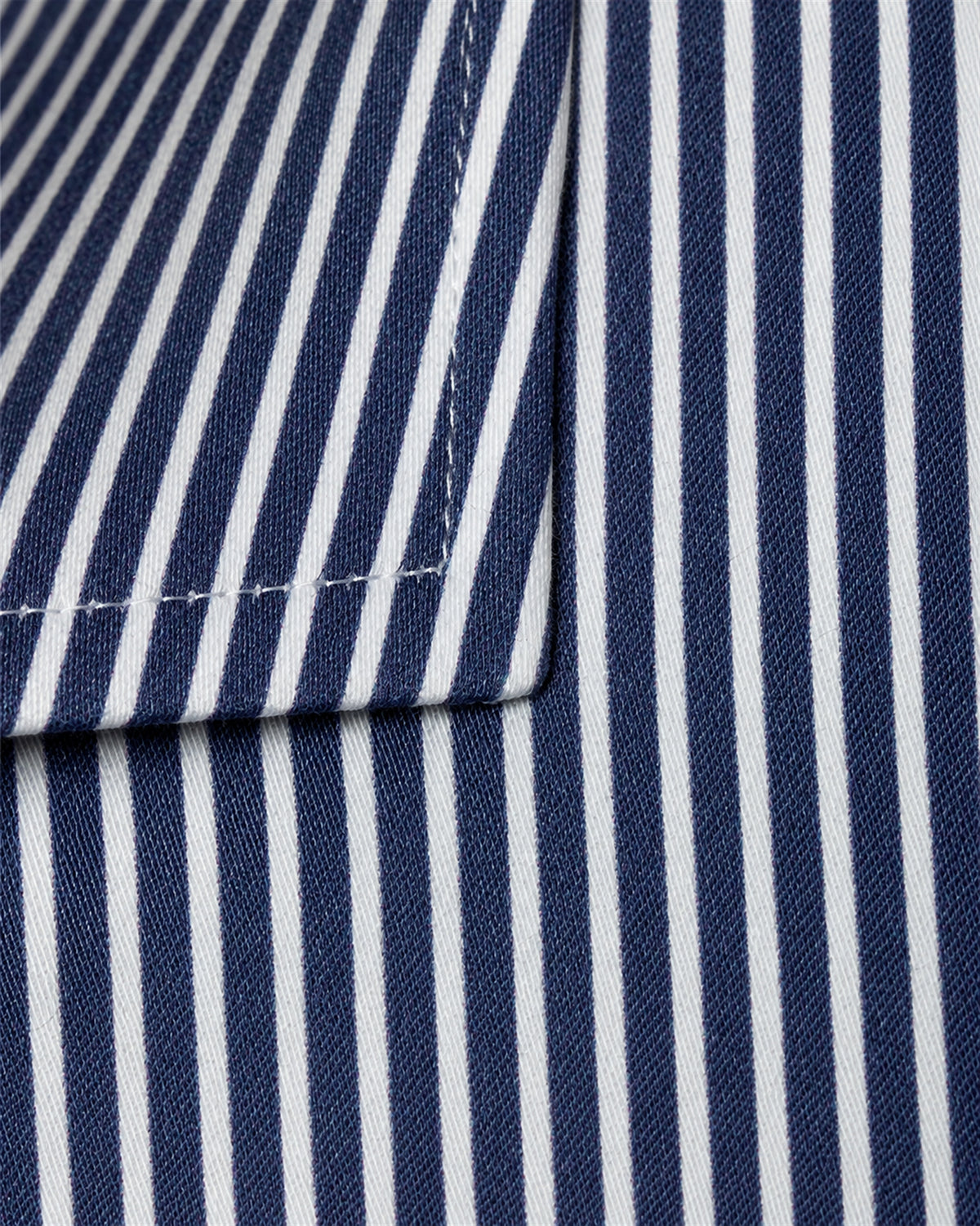 Dunkelblaues Slim Fit Baumwollhemd mit weißen Streifen