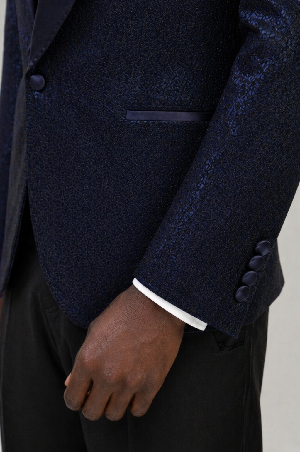 Dunkelblauer Slim Fit Smoking für Herren Eleganter Hochzeitsanzug mit Satinrevers und Einreiher