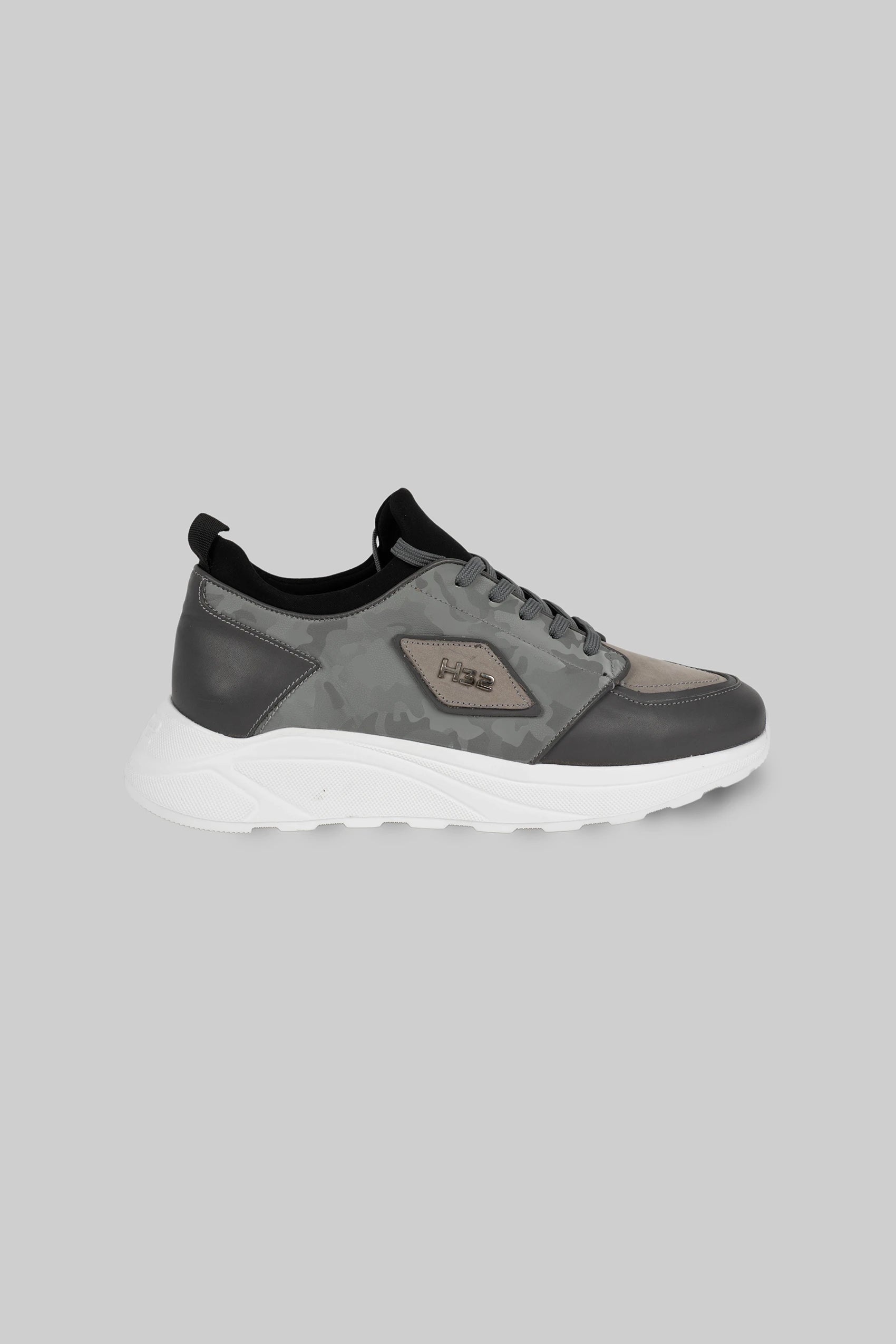 Grauer Ledersneaker