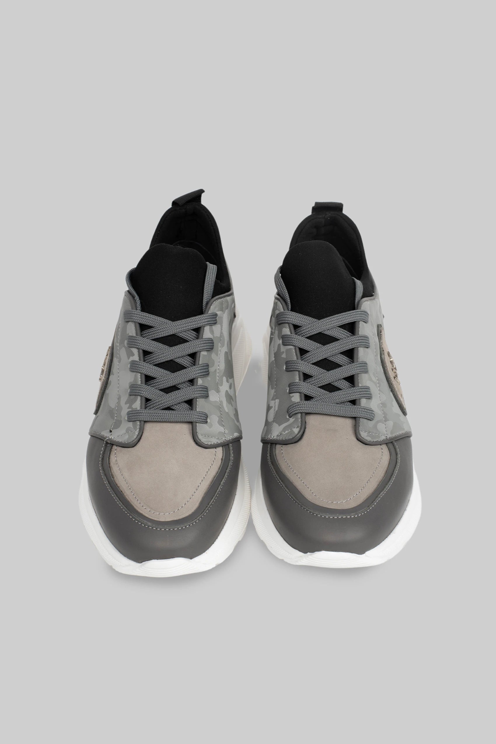 Grauer Ledersneaker