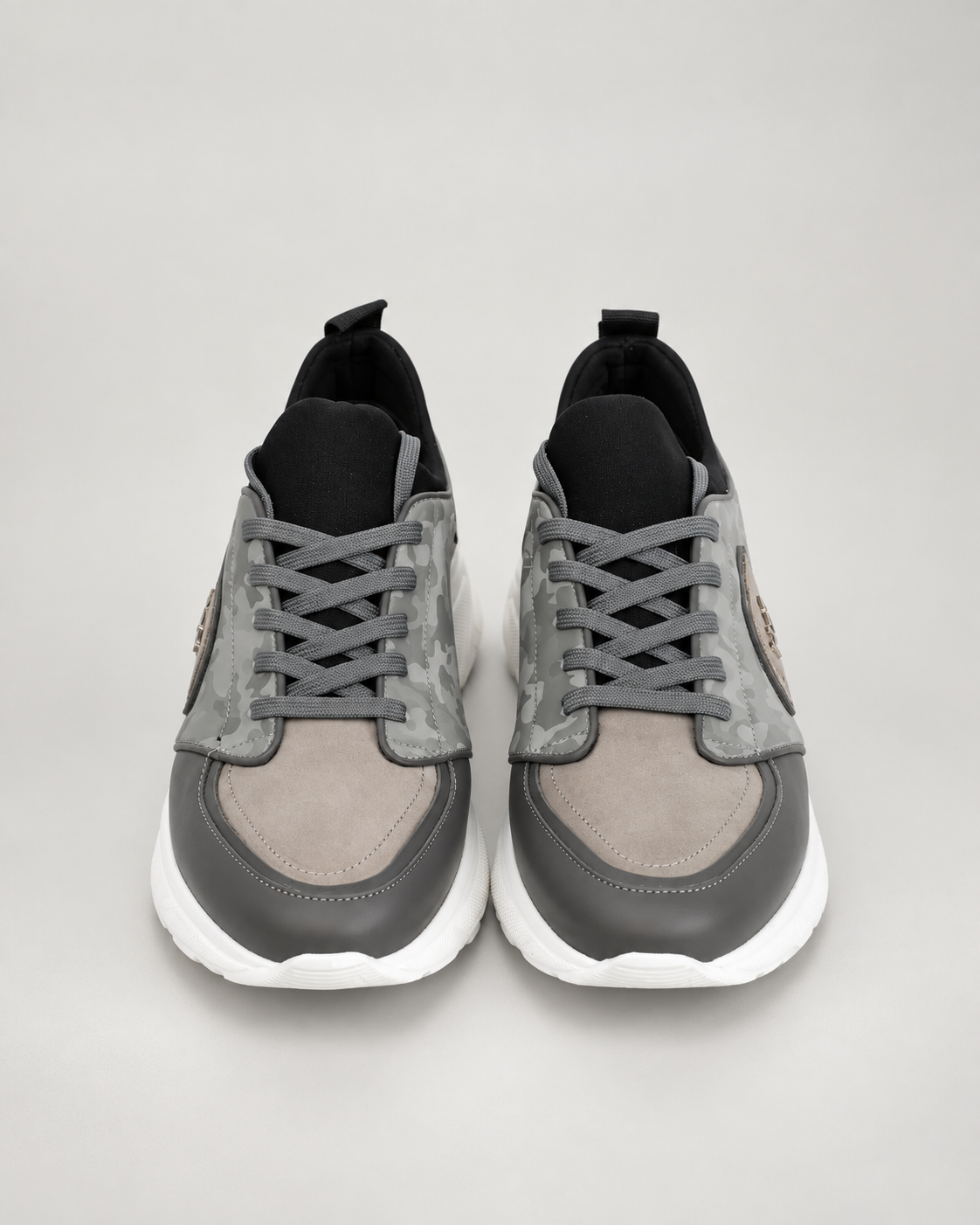 Grauer Ledersneaker