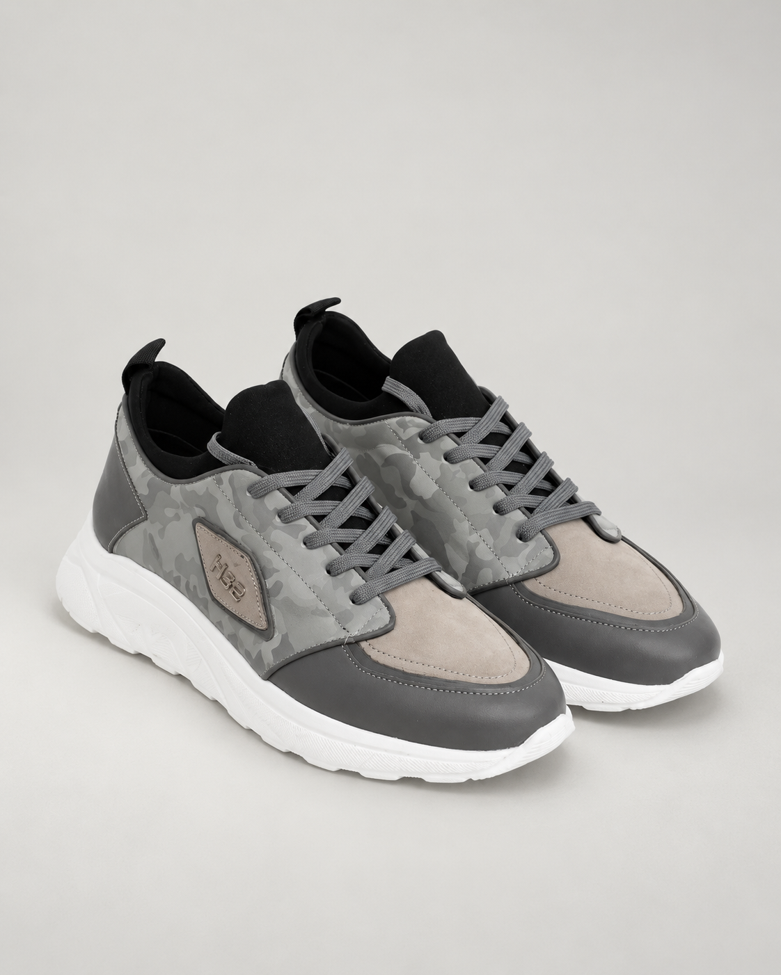 Grauer Ledersneaker