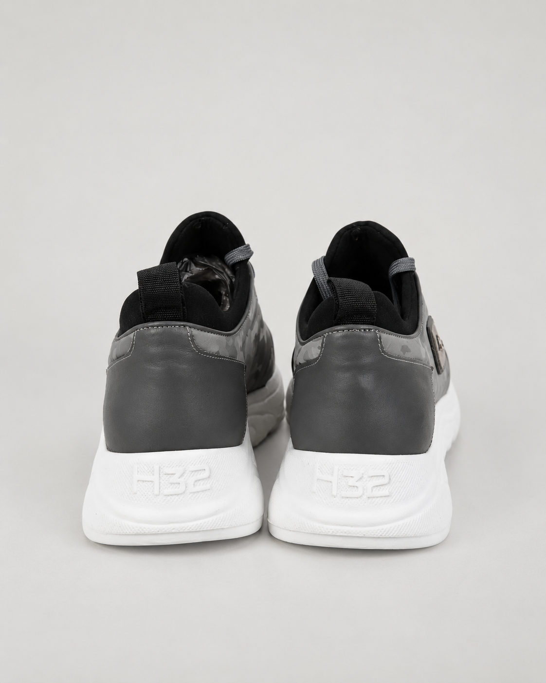 Grauer Ledersneaker