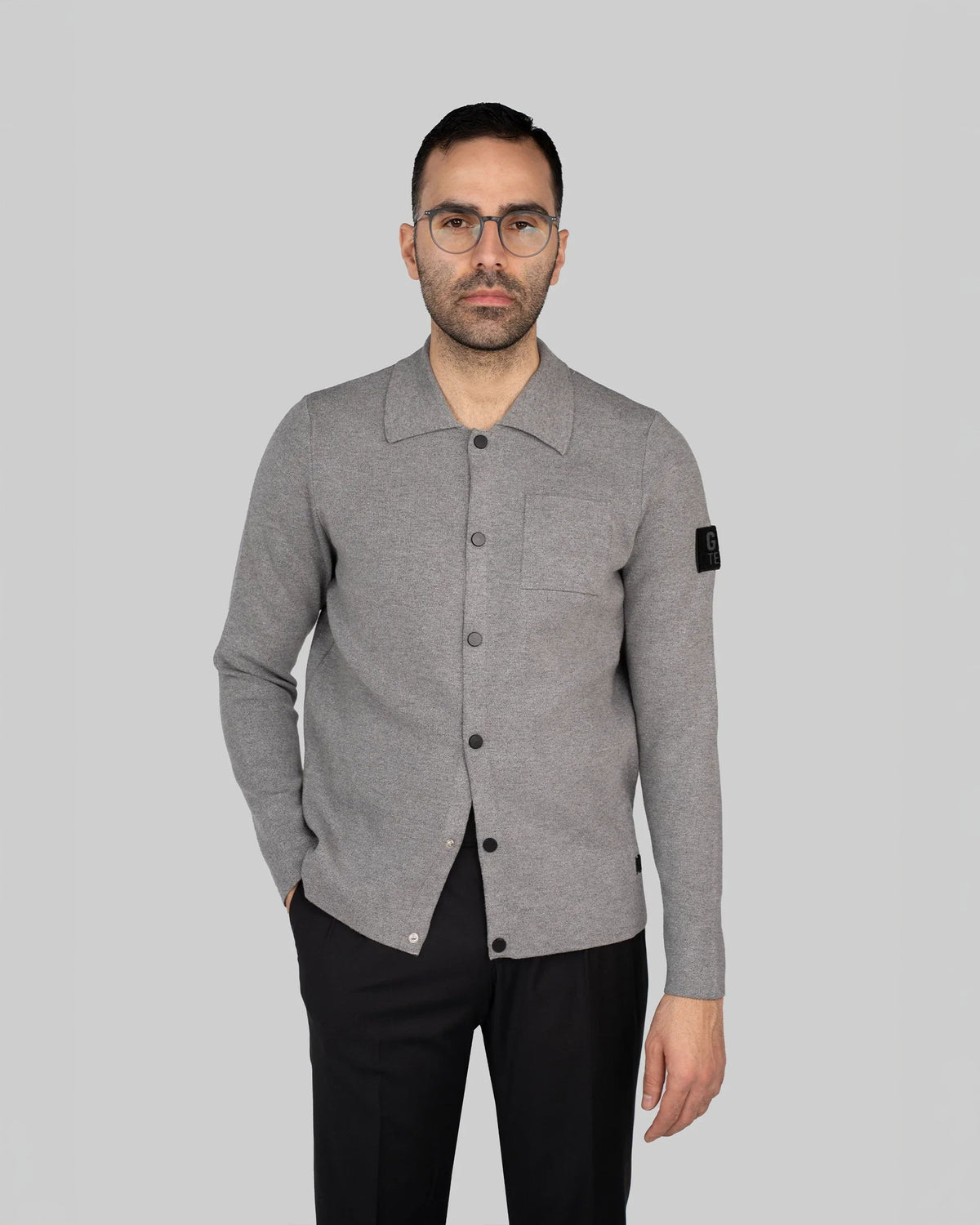 Grauer italienischer Woll-Acryl-Knopf-Pullover