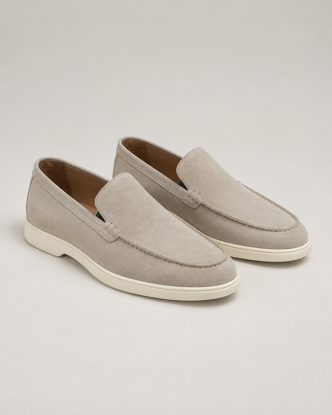 Hellbeige Slipper aus italienischem Kalbsveloursleder