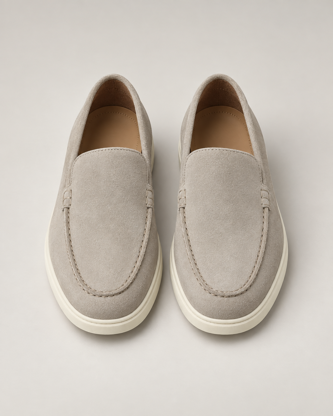 Hellbeige Slipper aus italienischem Kalbsveloursleder