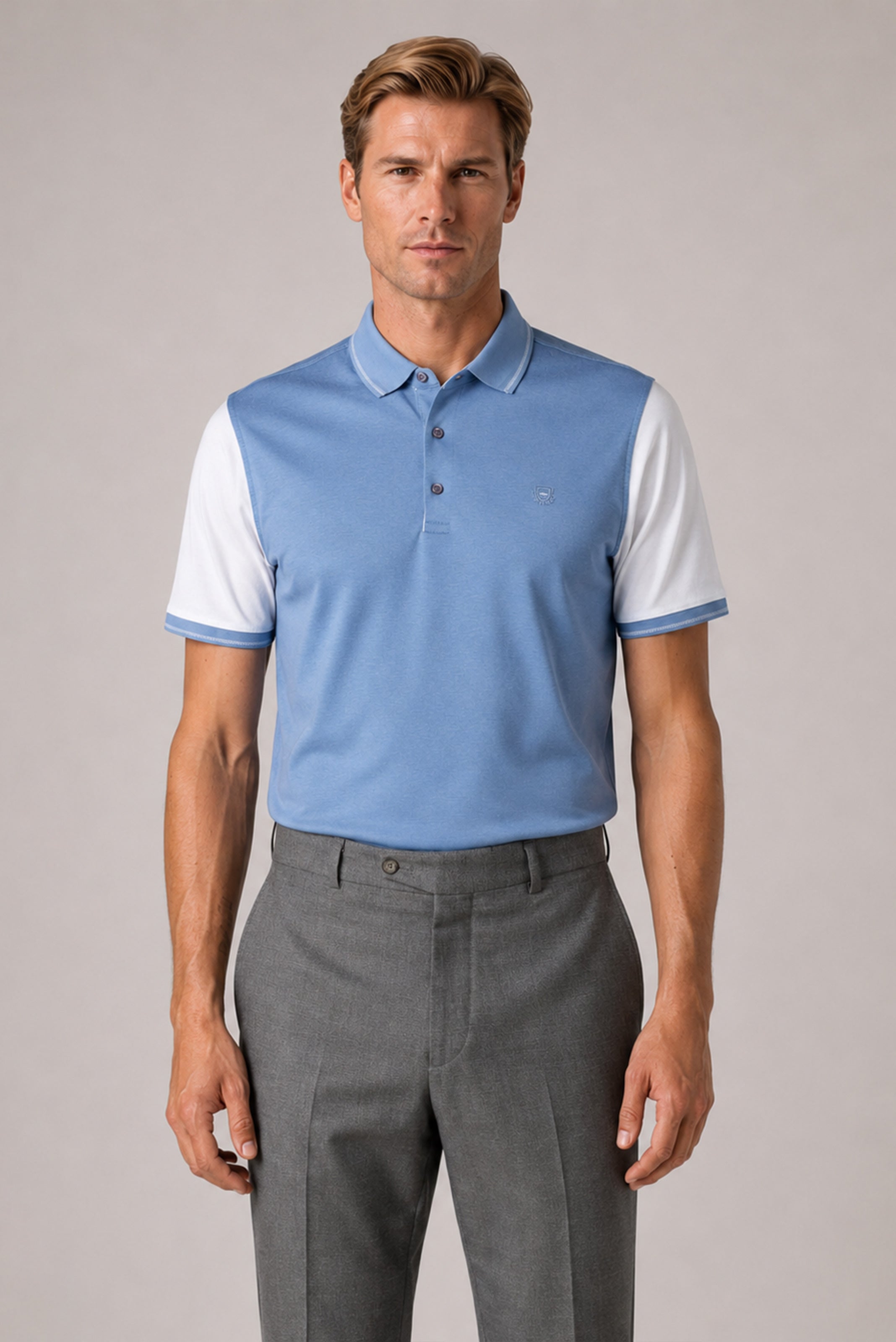 Hellblaues und weisses Polo-Shirt aus Baumwolle