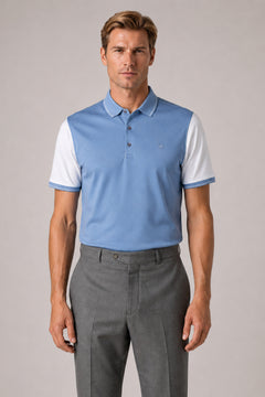 Hellblaues und weisses Polo-Shirt aus Baumwolle