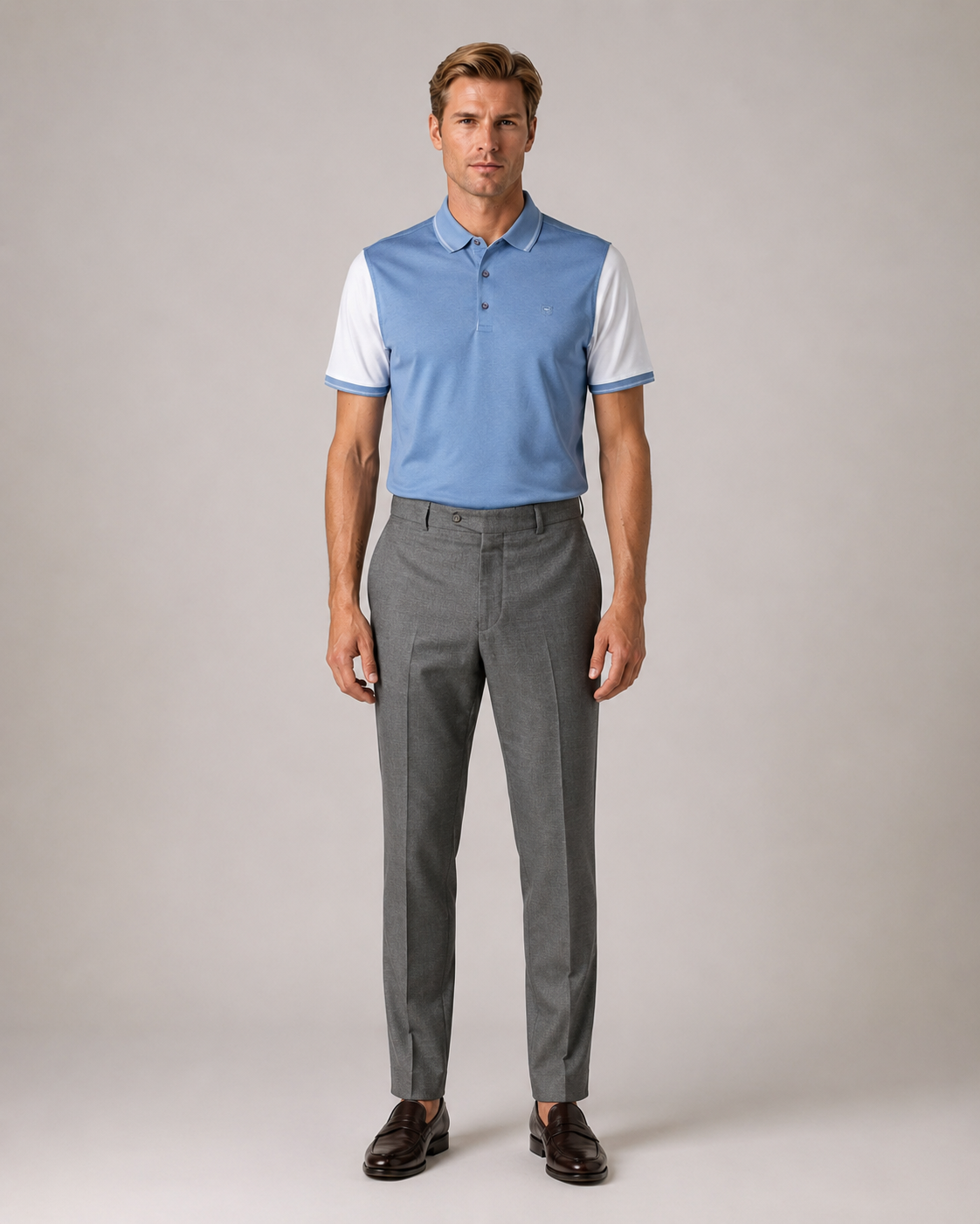 Hellblaues und weisses Polo-Shirt aus Baumwolle