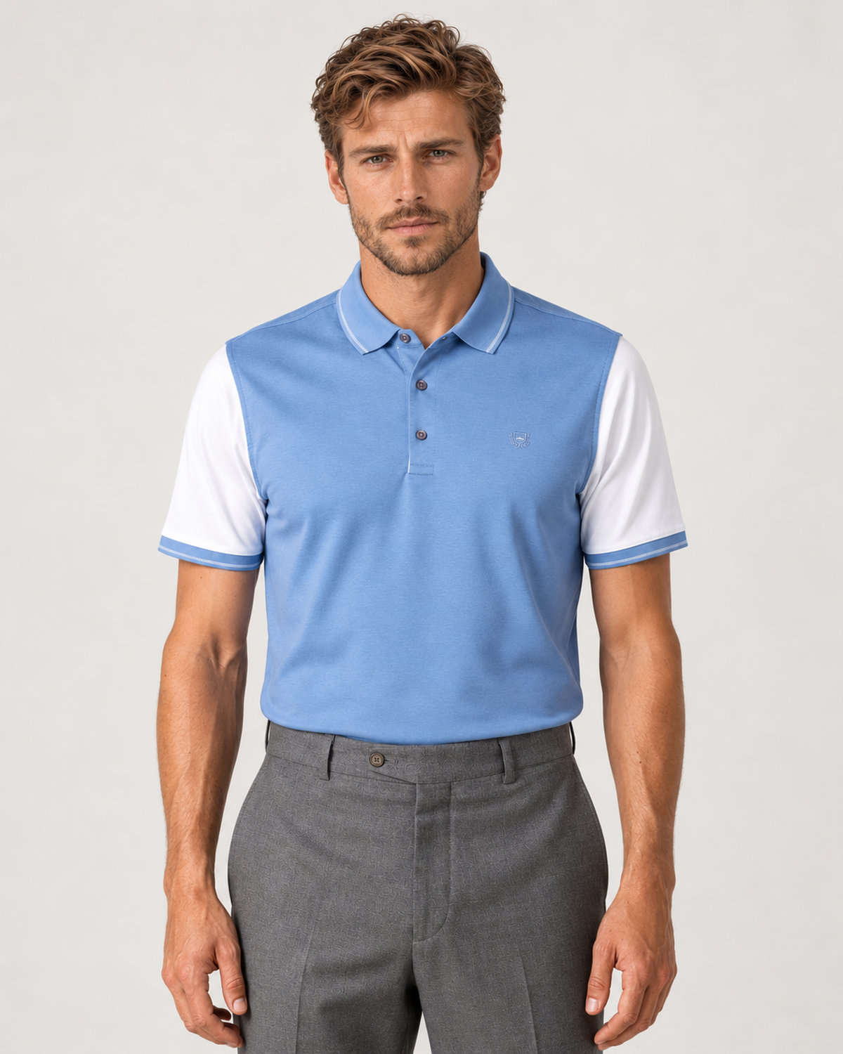 Hellblaues und weisses Polo-Shirt aus Baumwolle