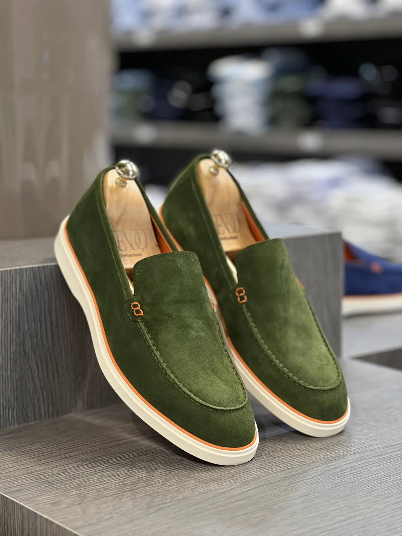 Hellgrüner Loafer-Schuh aus weichem Wildleder