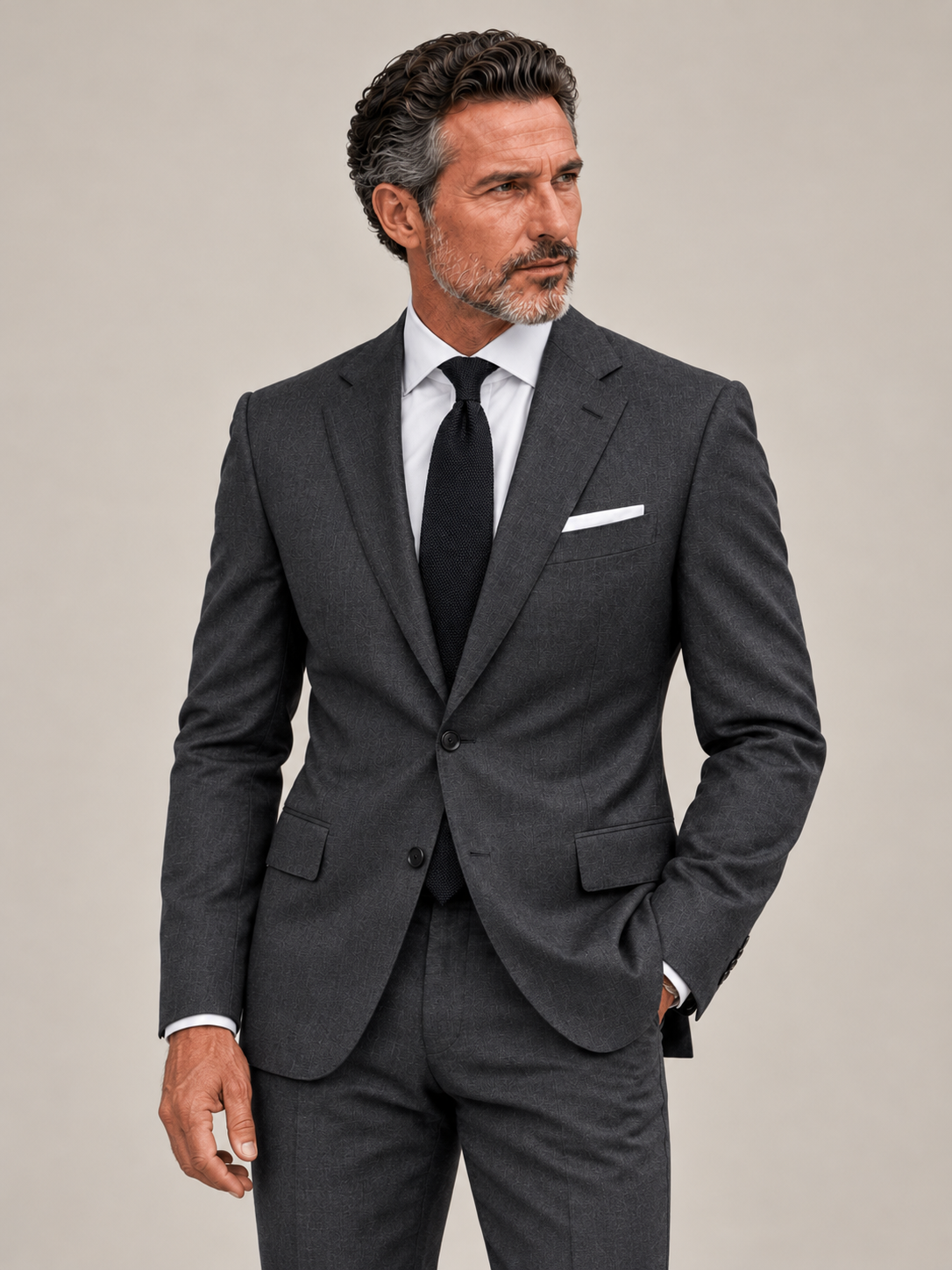 Dunkelgrauer Slim-Fit-Einreiher aus Reda-Wolle – am Modell