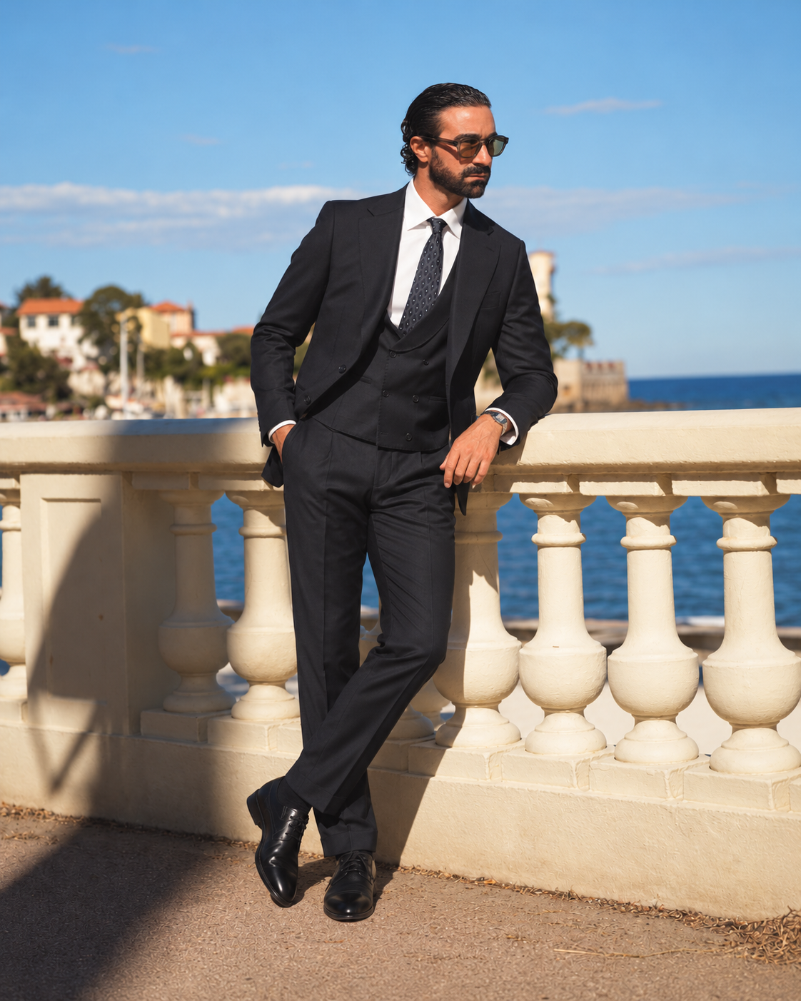 Dark blue slim fit Super 130’s wool suit with single-breasted jacket