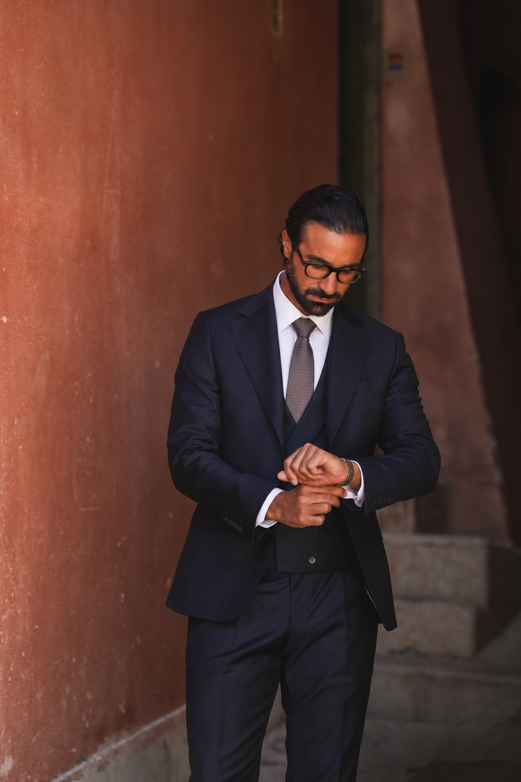 Dark blue slim-fit Super 130's wool suit with single-breasted jacket