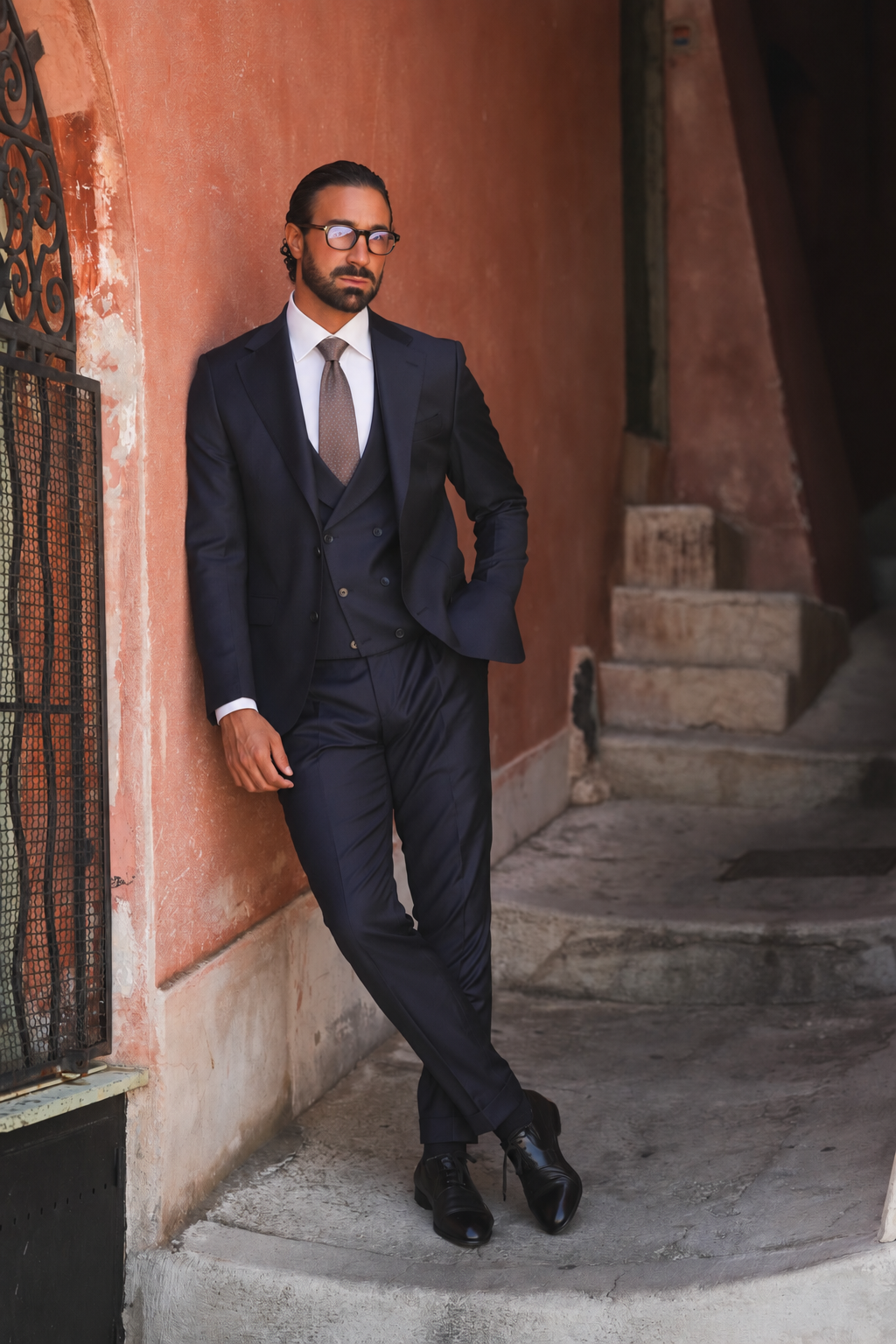 Dark blue slim-fit Super 130's wool suit with single-breasted jacket