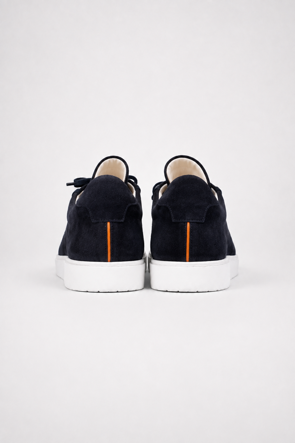 Marineblaue Low-Top-Sneaker aus Veloursleder
