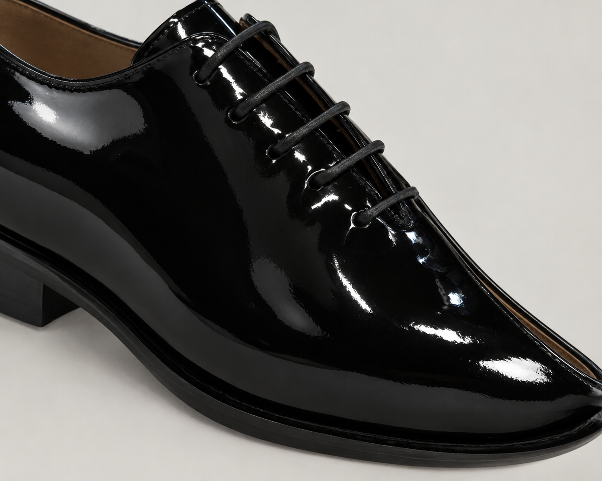 Schwarze Oxford-Schuhe aus hochglänzendem Kalbsleder