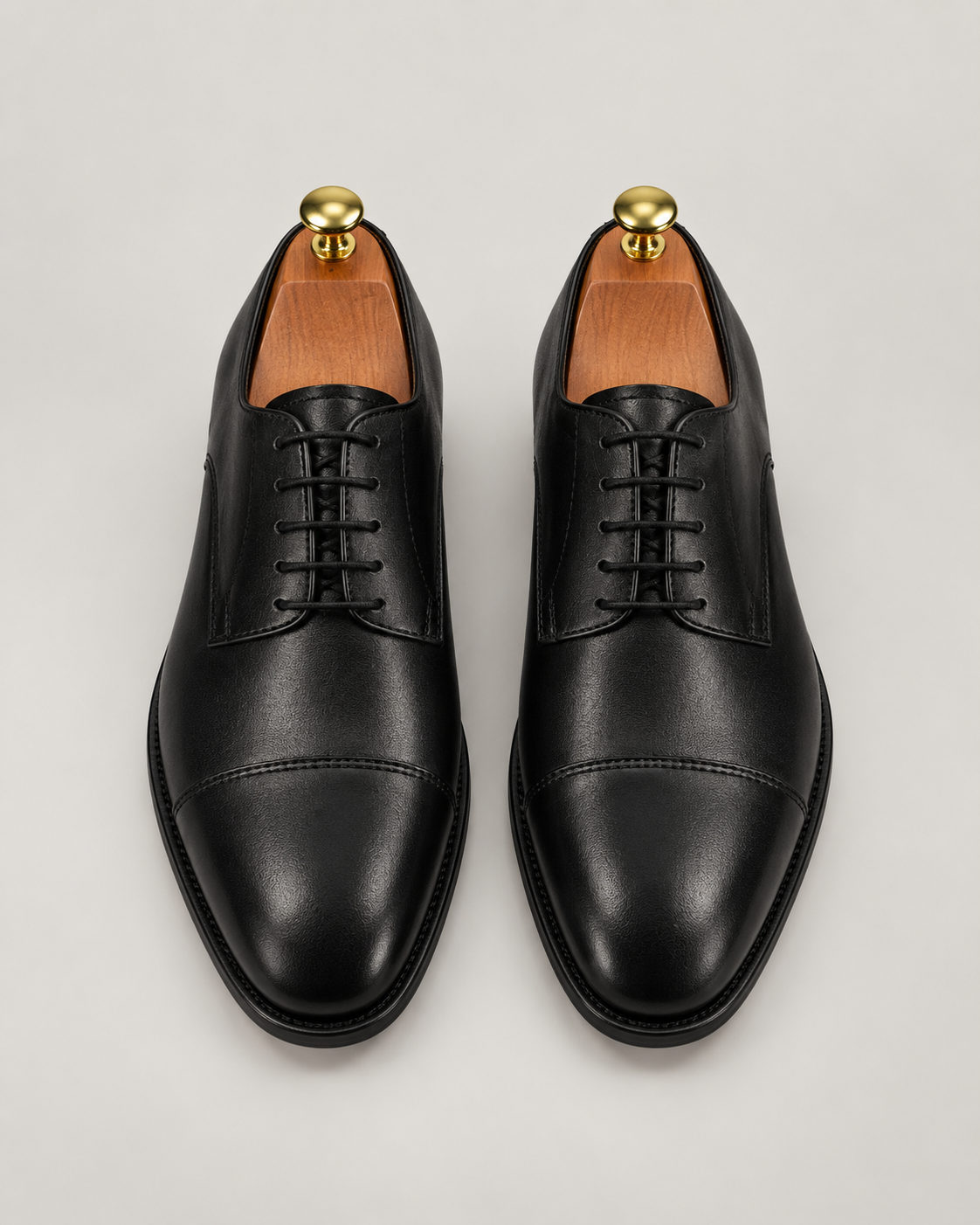 Schwarze handgefertigte Derby-Schuhe aus Kalbsleder mit Cap Toe