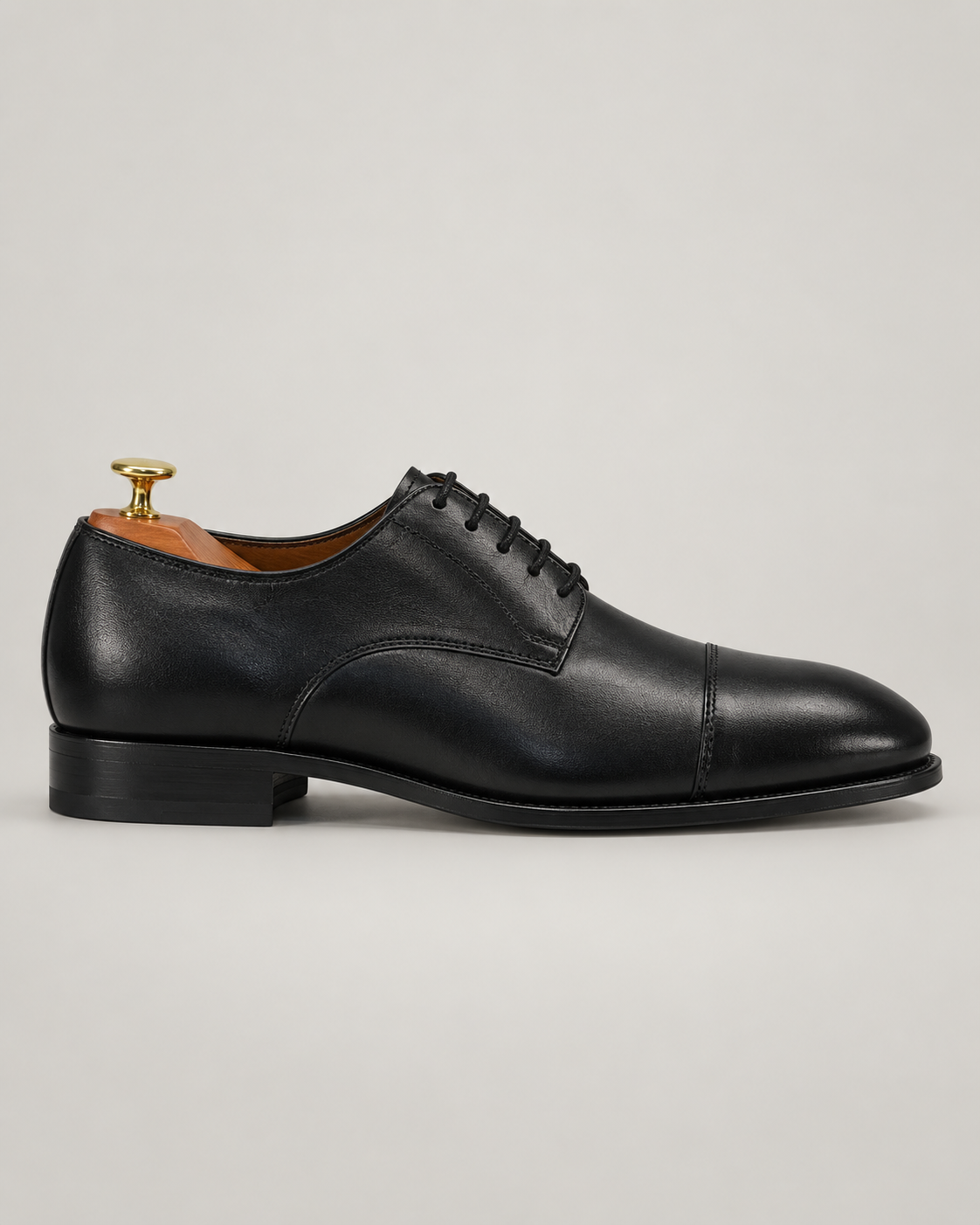 Schwarze handgefertigte Derby-Schuhe aus Kalbsleder mit Cap Toe