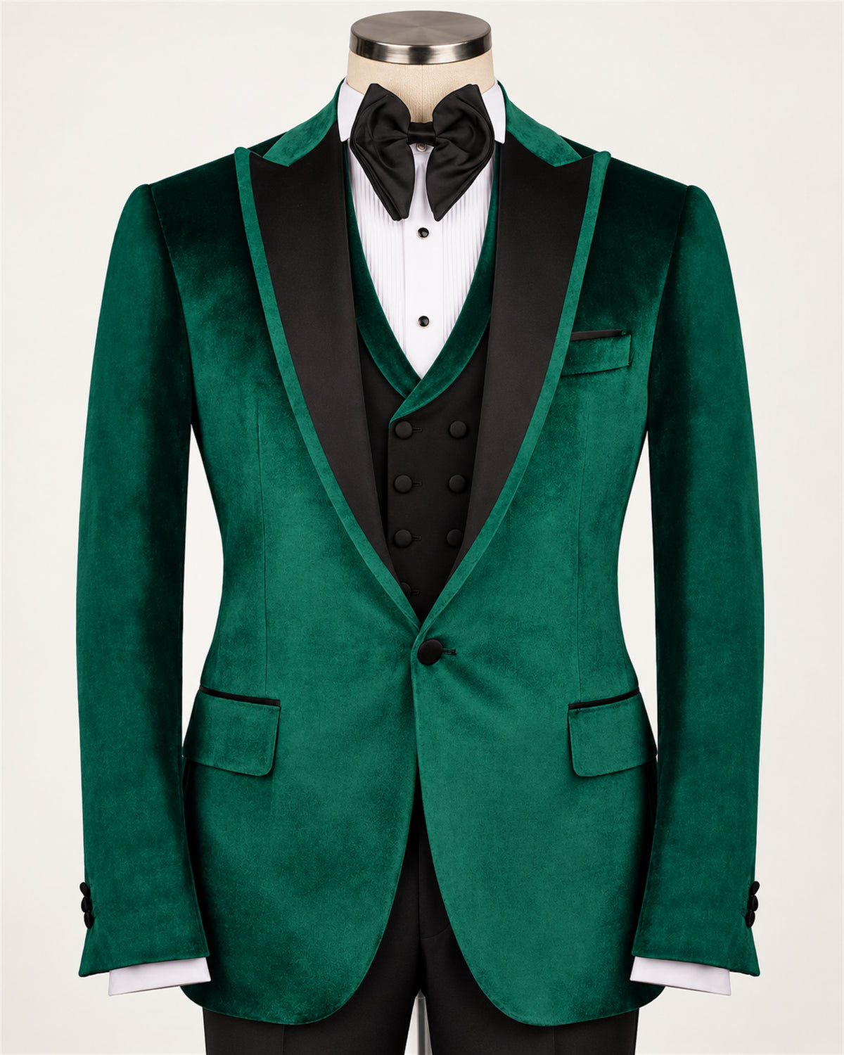 Emerald green slim-fit tuxedo with a velvet jacket – blazer on mannequin