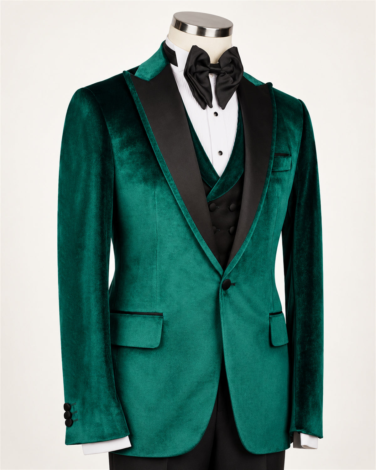 Emerald green slim-fit tuxedo with a velvet jacket – blazer on mannequin