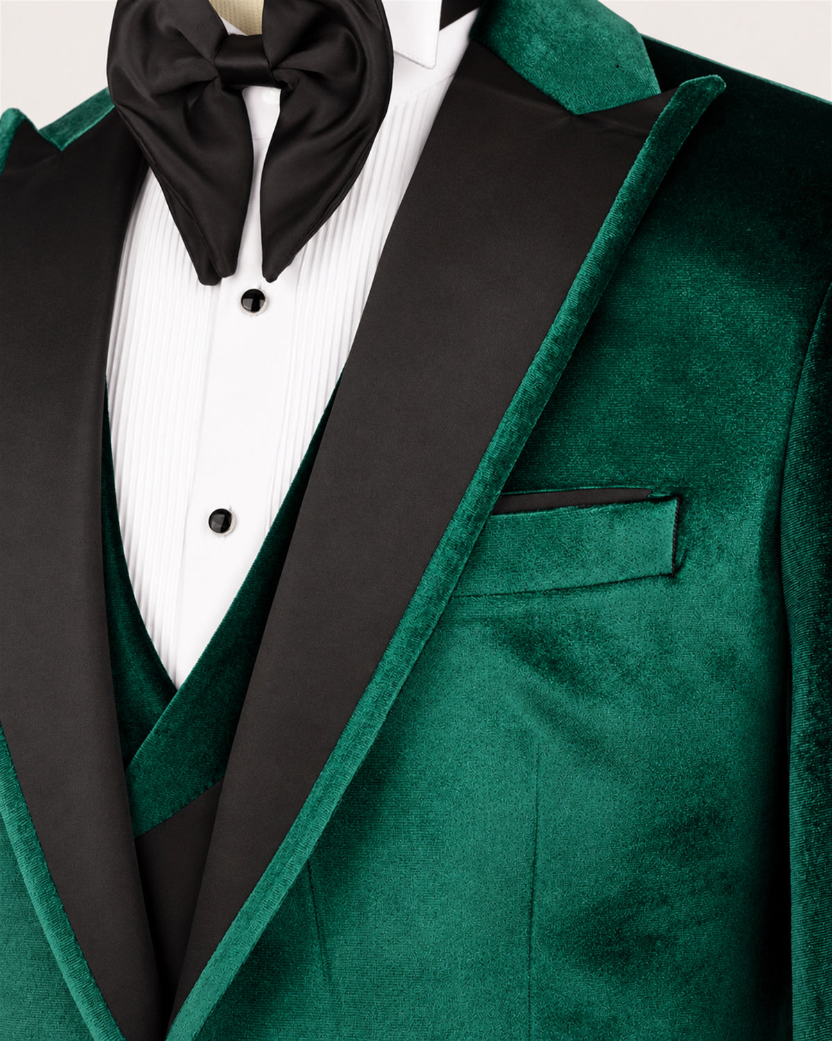 Emerald green slim-fit tuxedo with a velvet jacket – lapel detail