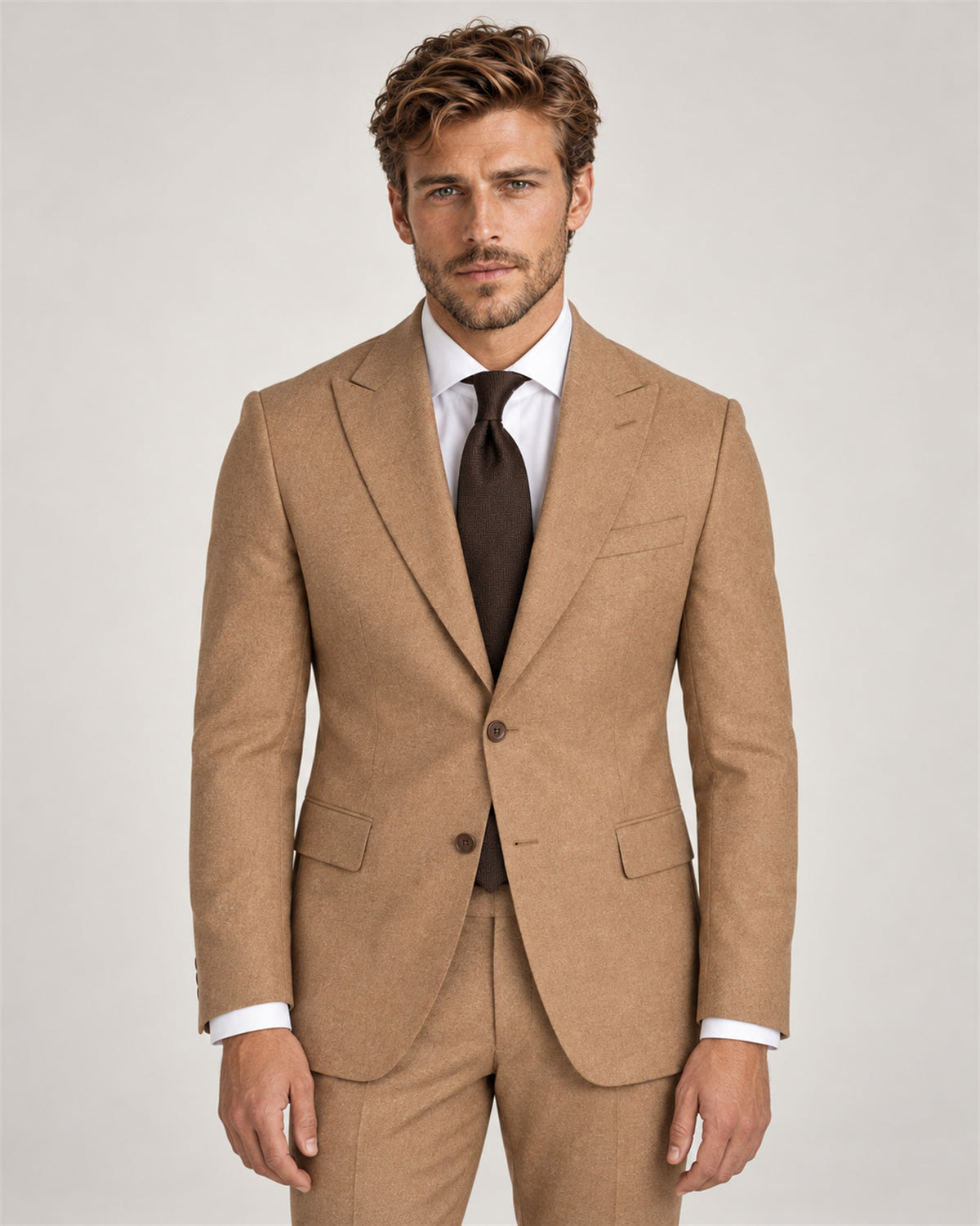 Camelfarbener Tailored-Fit-Einreiher aus Wollmischung – am Modell
