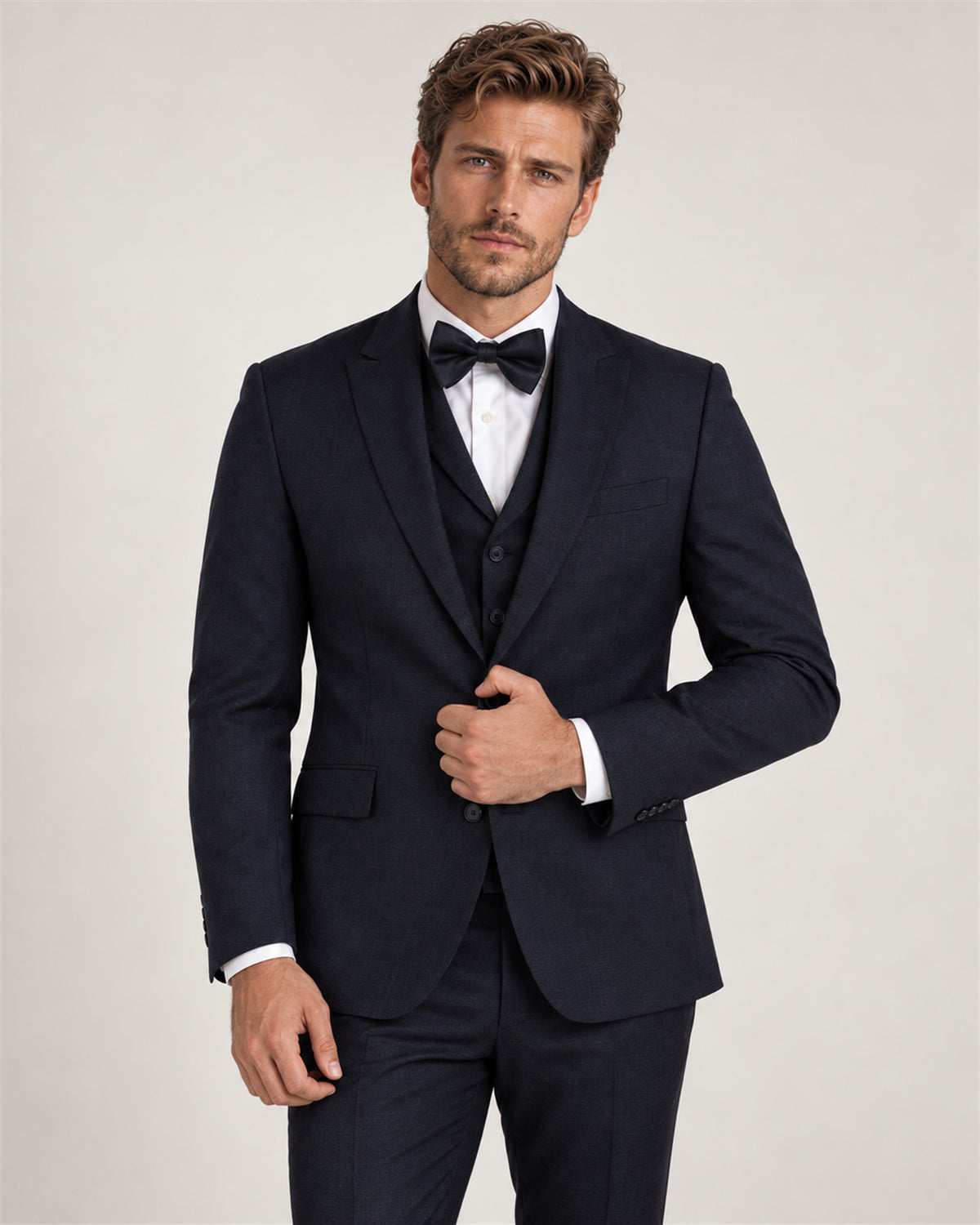 Dunkelblauer Tailored-Fit-Dreiteiler aus Mikrofaser-Mix – am Modell
