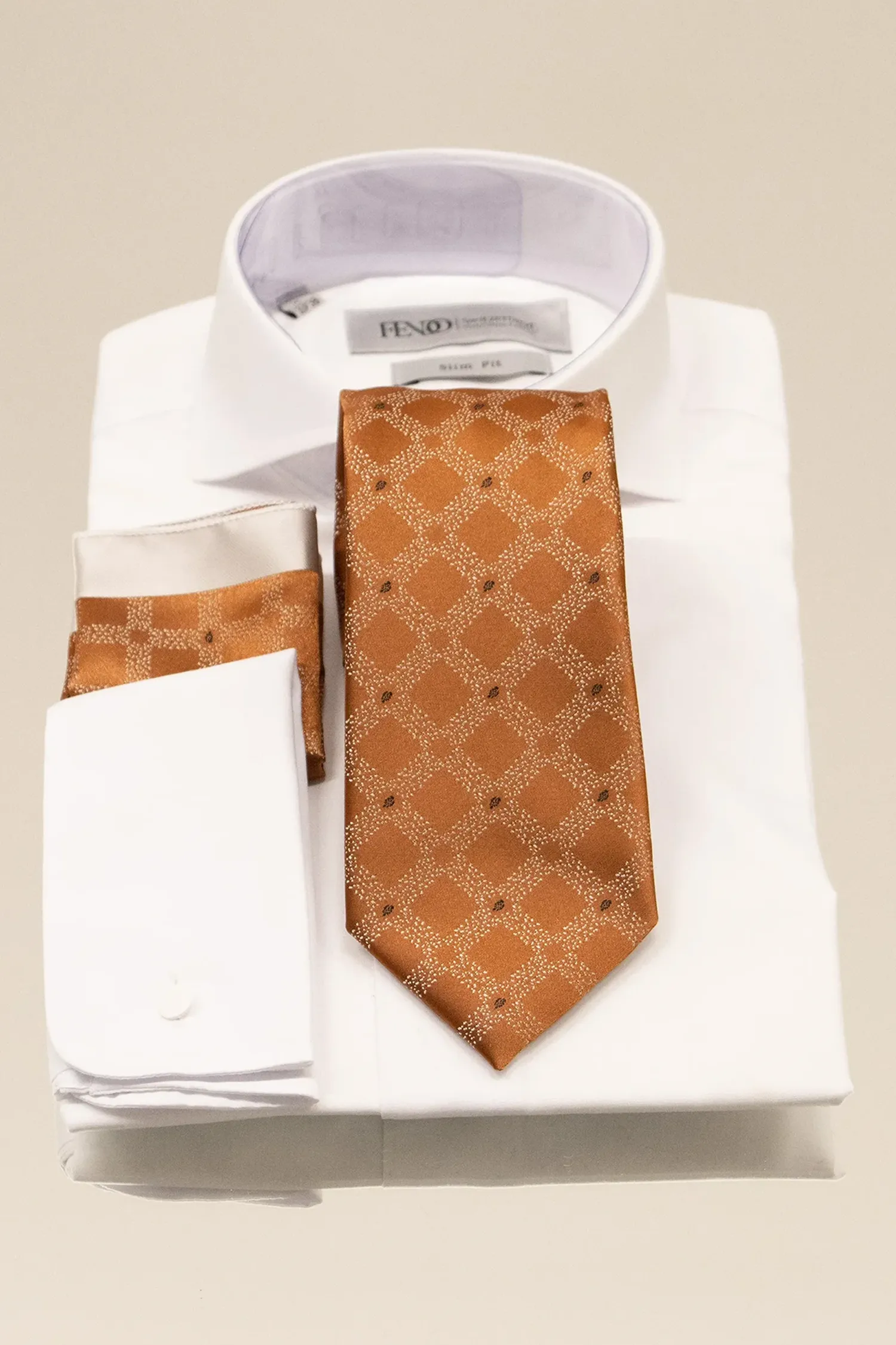 Orange Krawatte mit geometrischem Muster und passendem Einstecktuch.