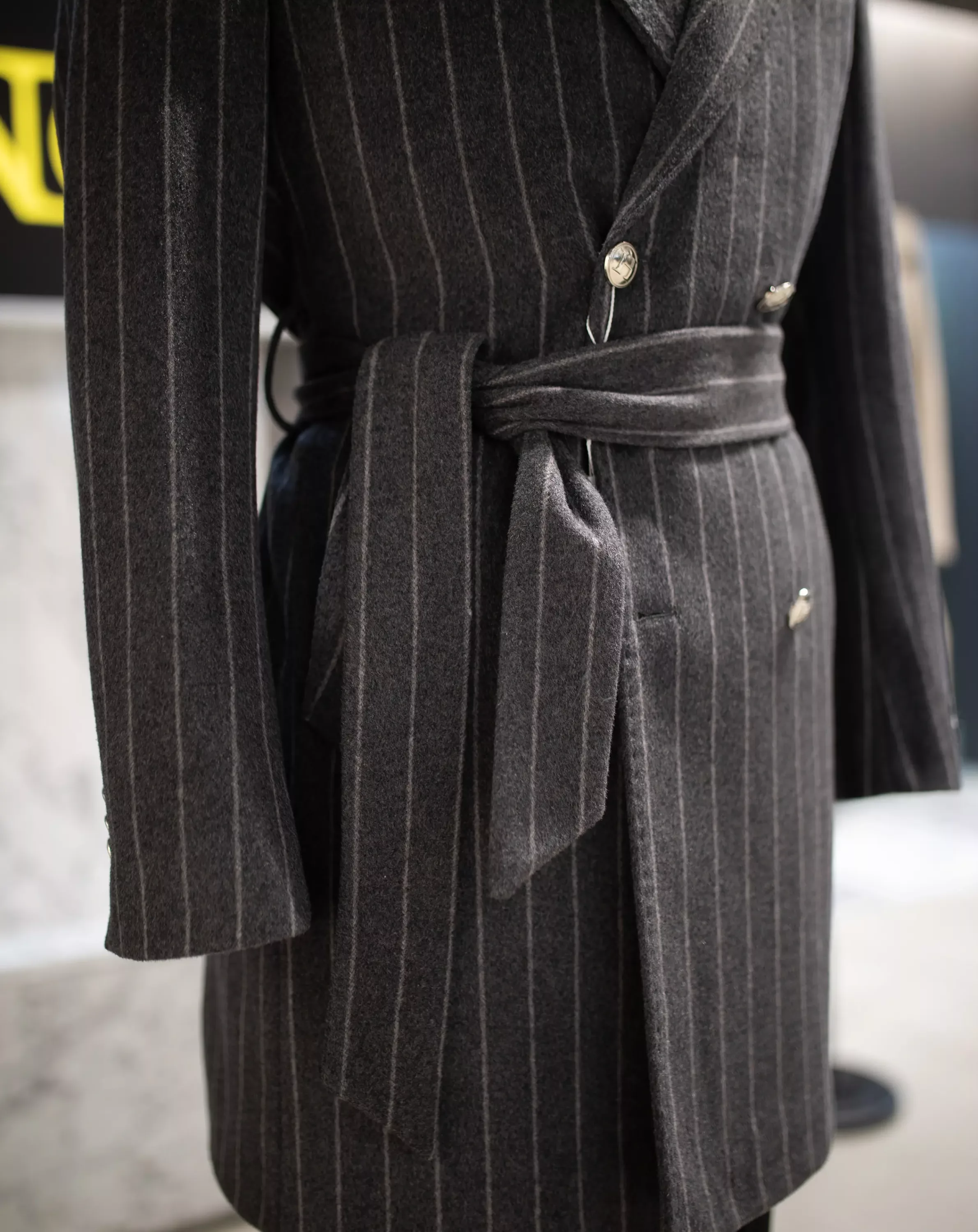 Basel dunkelgrauer Mantel mit weißen Streifen