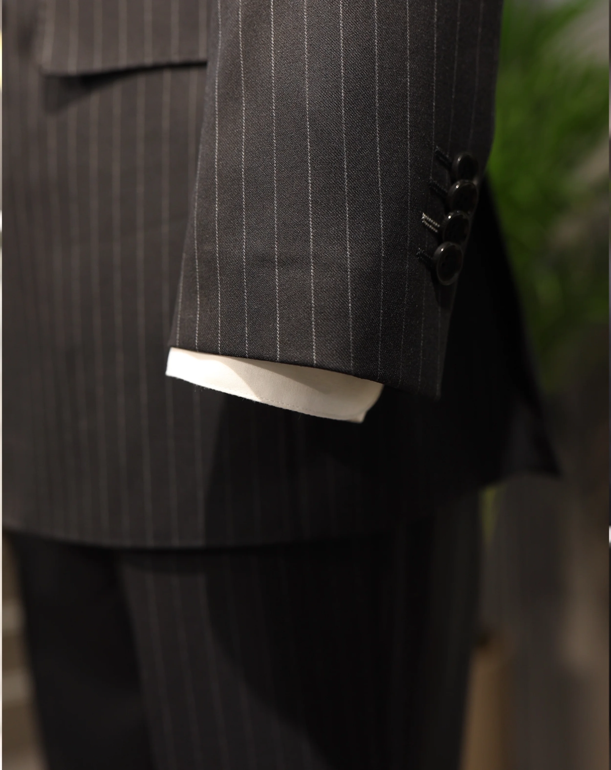 Berneuse grauer zweireihiger gestreifter Anzug