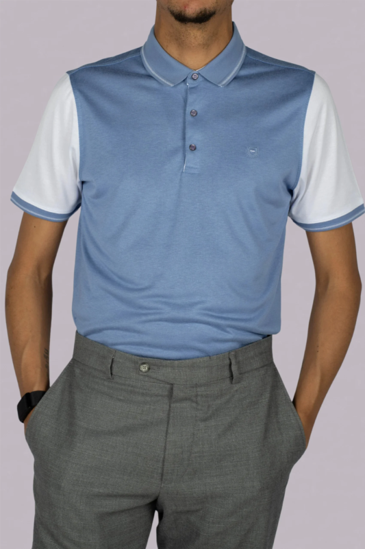 Hellblaues und weisses Polo-Shirt aus Baumwolle