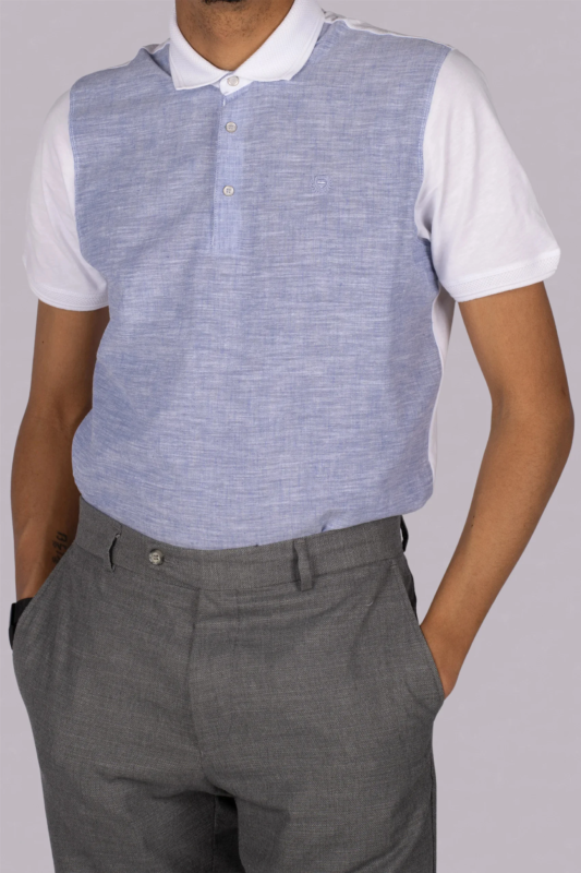 Hellblau und weiss gemustertes Polo-Shirt aus Baumwolle
