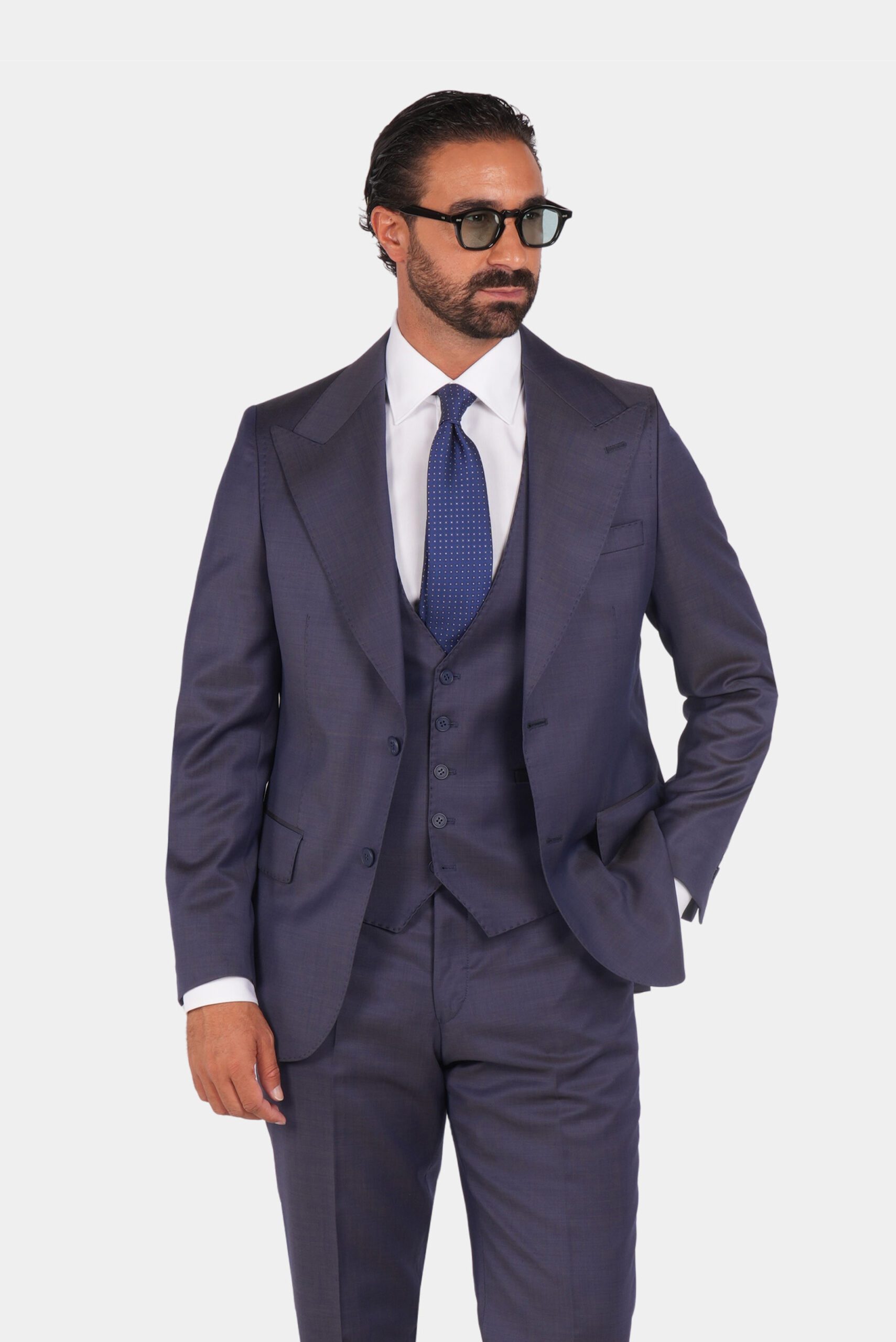 Navy blue single-breasted suit in modern fit