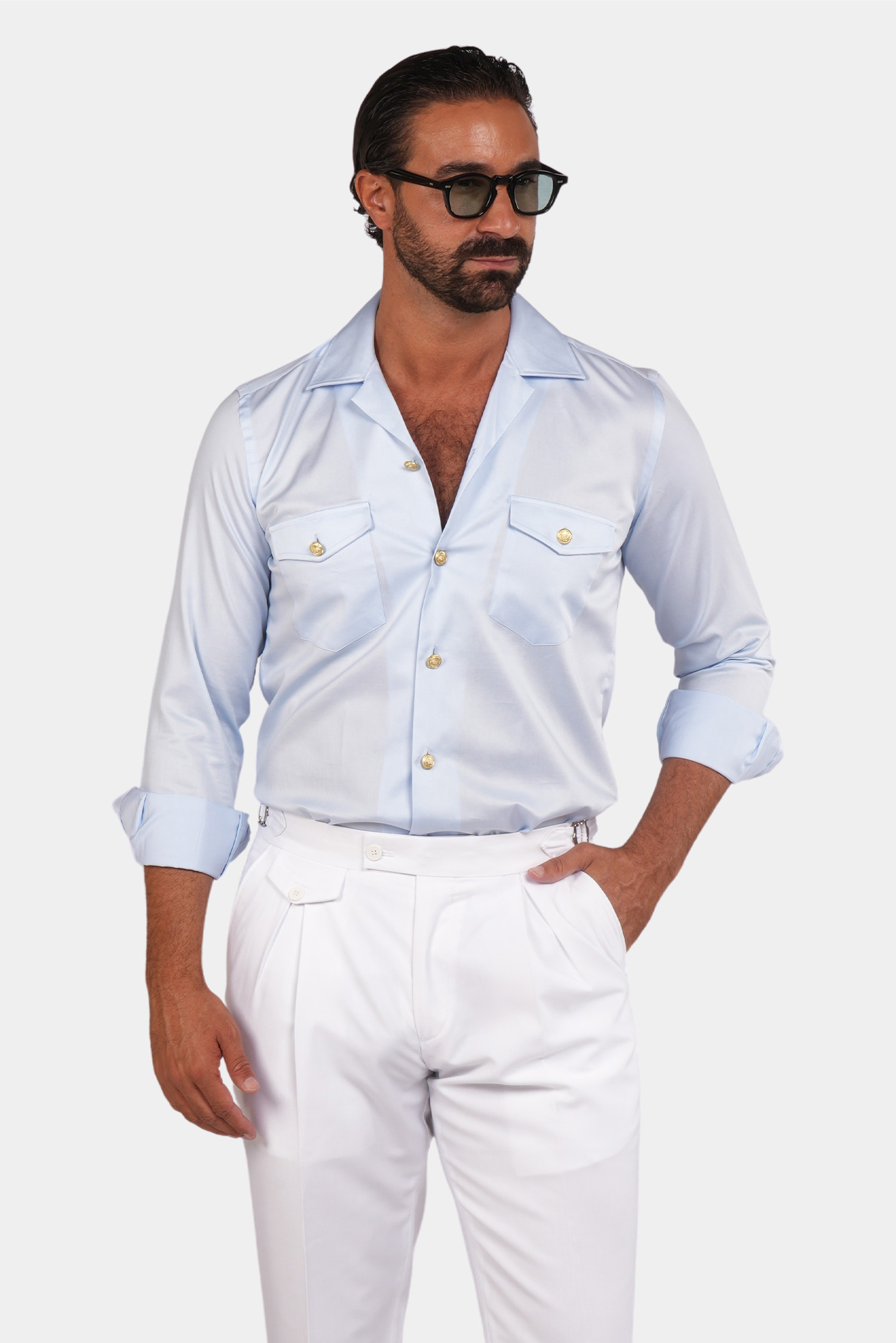 Helles Blaues Safari-Hemd