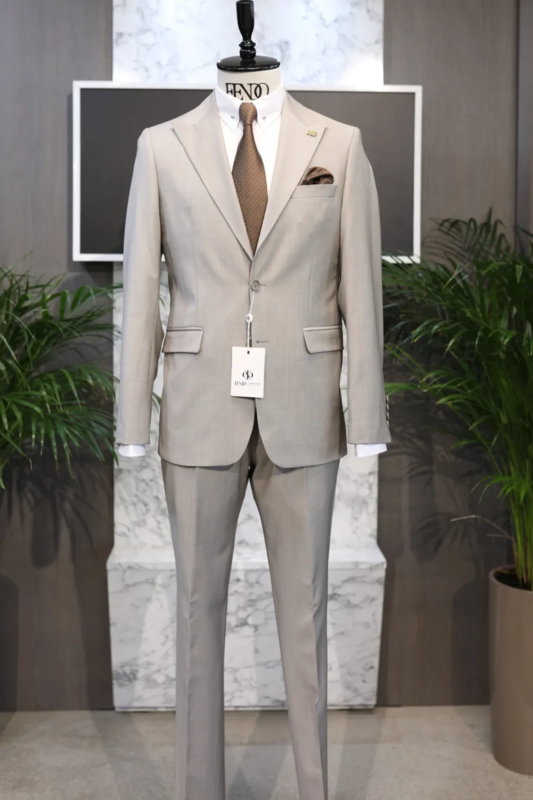 Abensberg beige single-breasted suit.