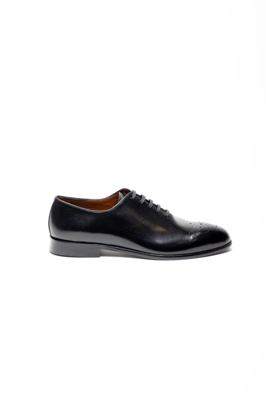 Black leather Oxford shoe with a full cut