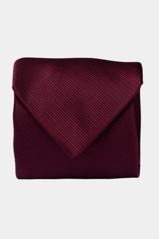 Bordofarbene Mikrofaser-Krawatte mit diagonal strukturierter Webung